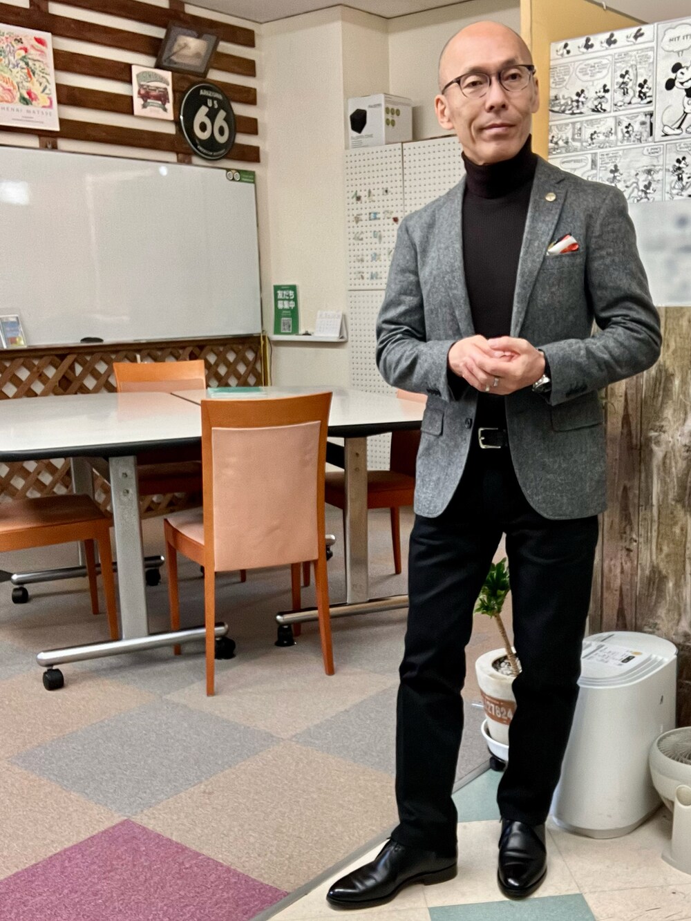 ブラウン系のニット/セーター、グレー系のテーラードジャケット、ホワイト系のポケットチーフを着用したメンズの冬コーディネートの2枚目の写真