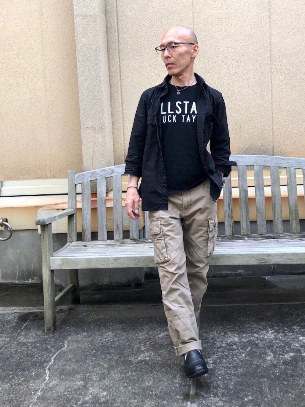 ホワイト系のパーカー、ブルー系のデニムパンツ、ベージュ系のトートバッグを着用したメンズの春コーディネートの5枚目の写真