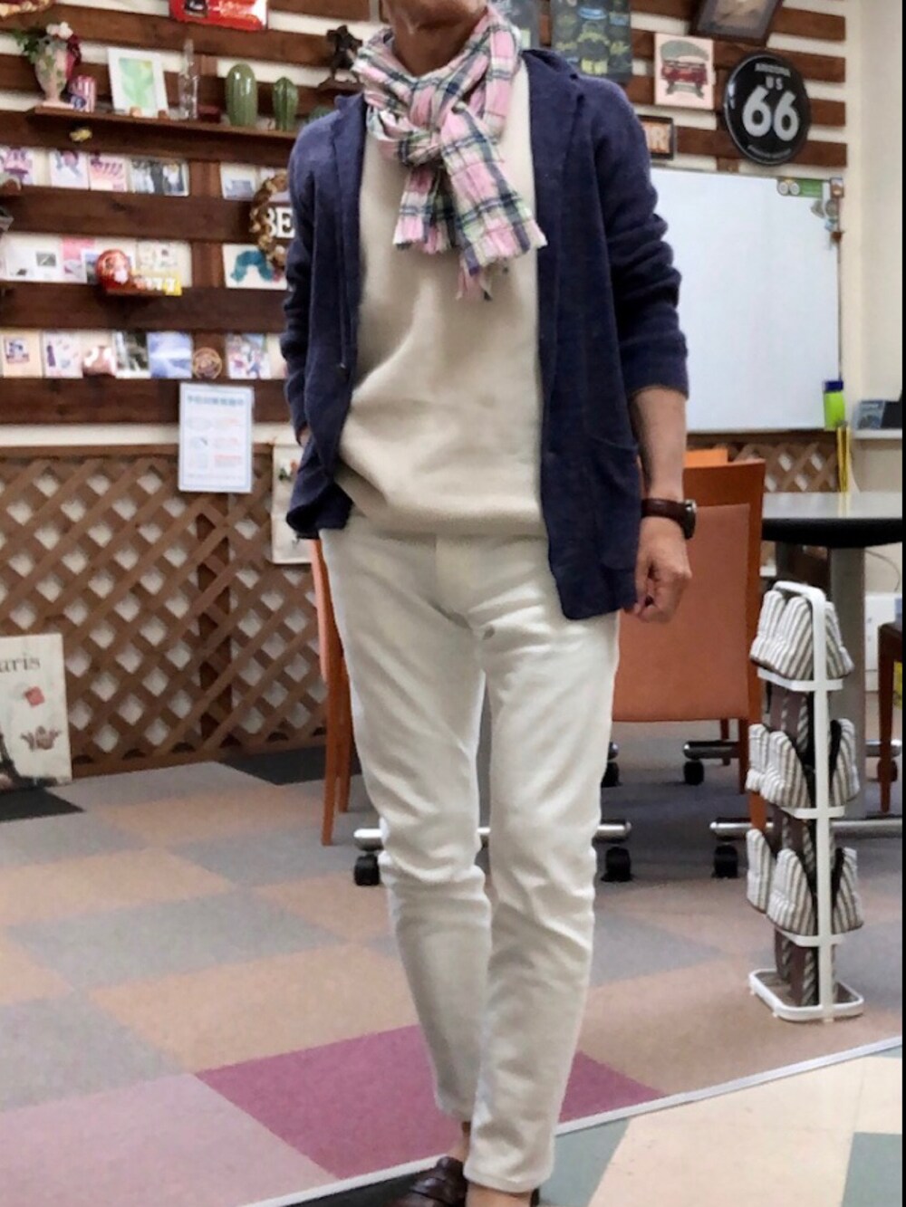 ホワイト系のパーカー、ブルー系のデニムパンツ、ベージュ系のトートバッグを着用したメンズの春コーディネートの4枚目の写真