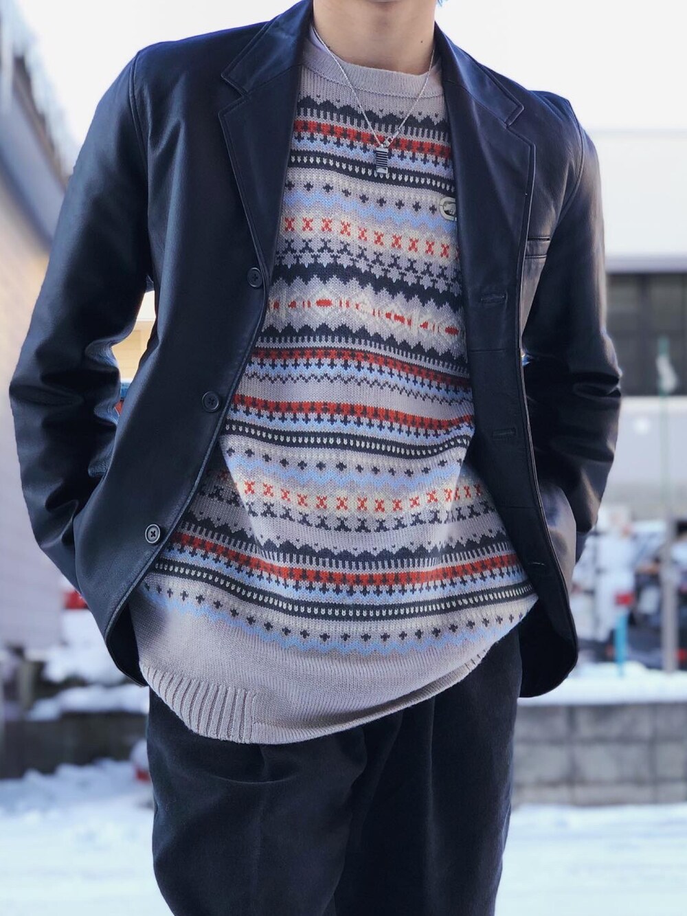 ベージュ系のニット/セーター、ブラック系のテーラードジャケット、ブラック系のスラックスを着用したメンズの冬コーディネートの3枚目の写真