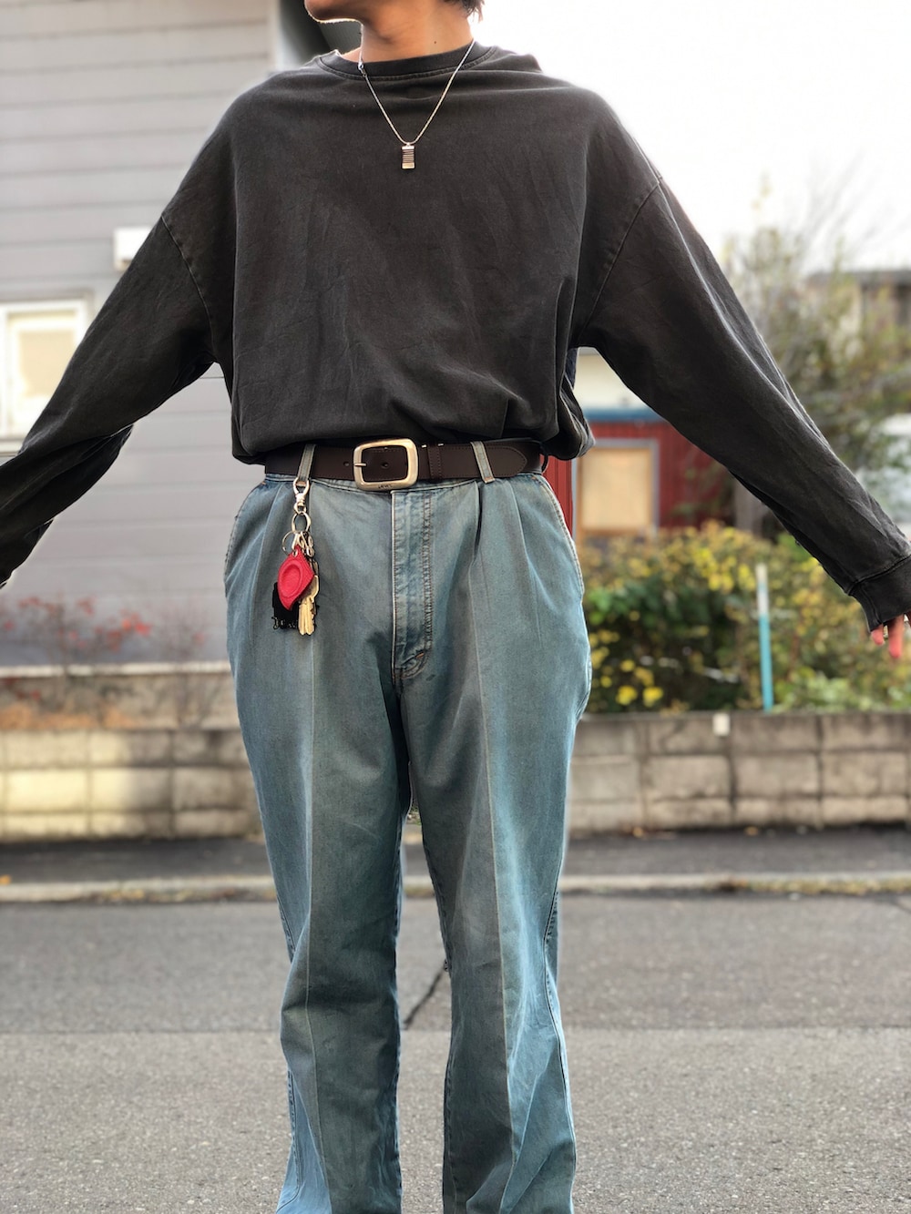 ブラック系のTシャツ/カットソー、ブルー系のデニムパンツ、ブラウン系のブーツを着用したメンズの秋コーディネートの2枚目の写真