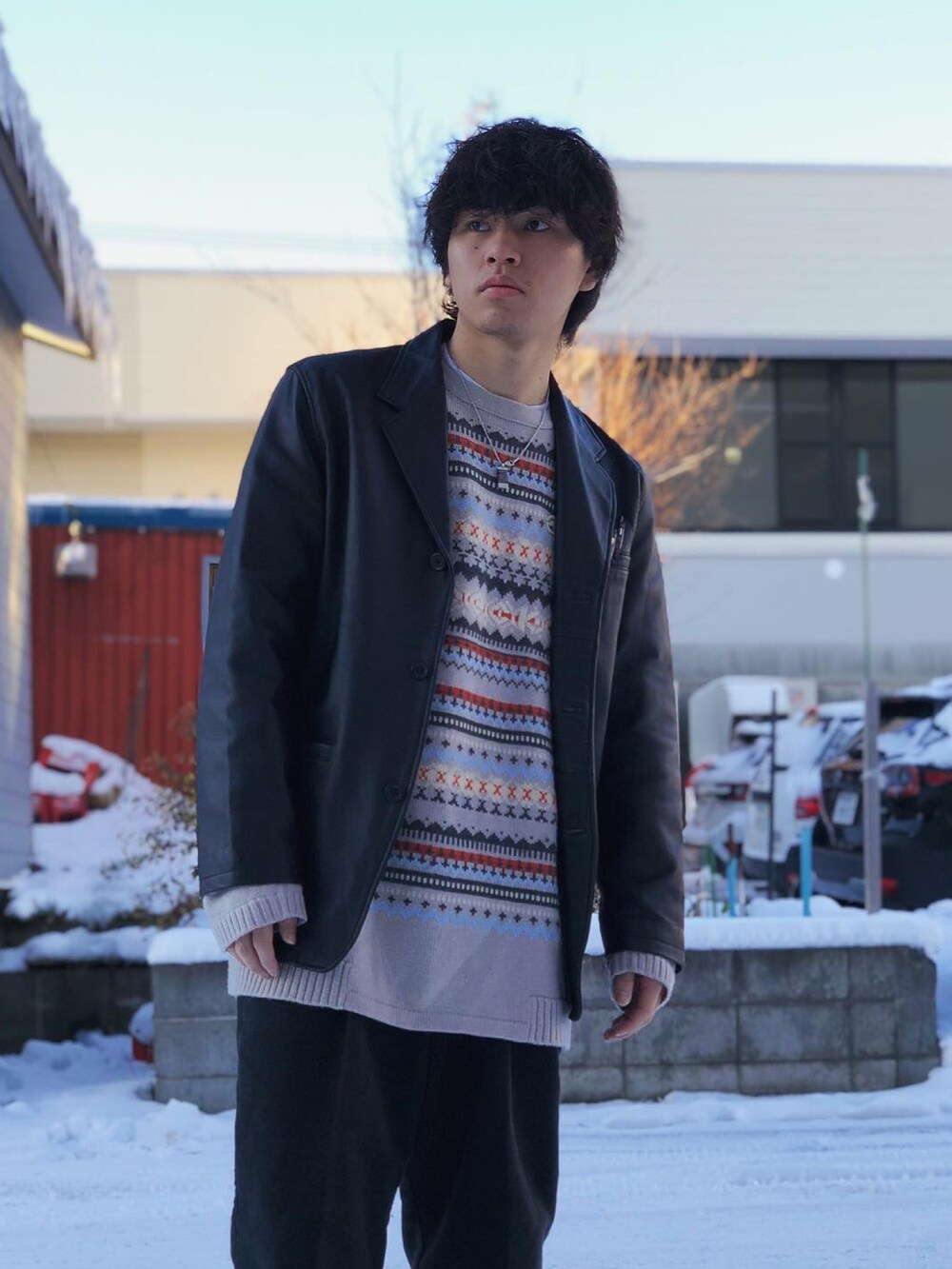 ベージュ系のニット/セーター、ブラック系のテーラードジャケット、ブラック系のスラックスを着用したメンズの冬コーディネートの4枚目の写真