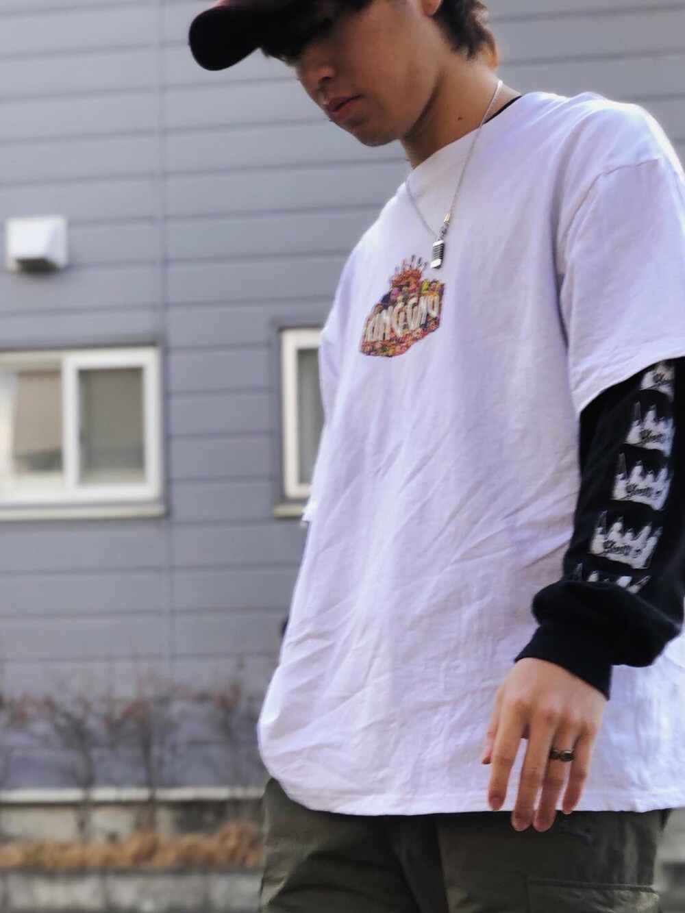 ブラウン系のブーツ、グリーン系のカーゴパンツ、ホワイト系のTシャツ/カットソーを着用したメンズの秋コーディネートの5枚目の写真