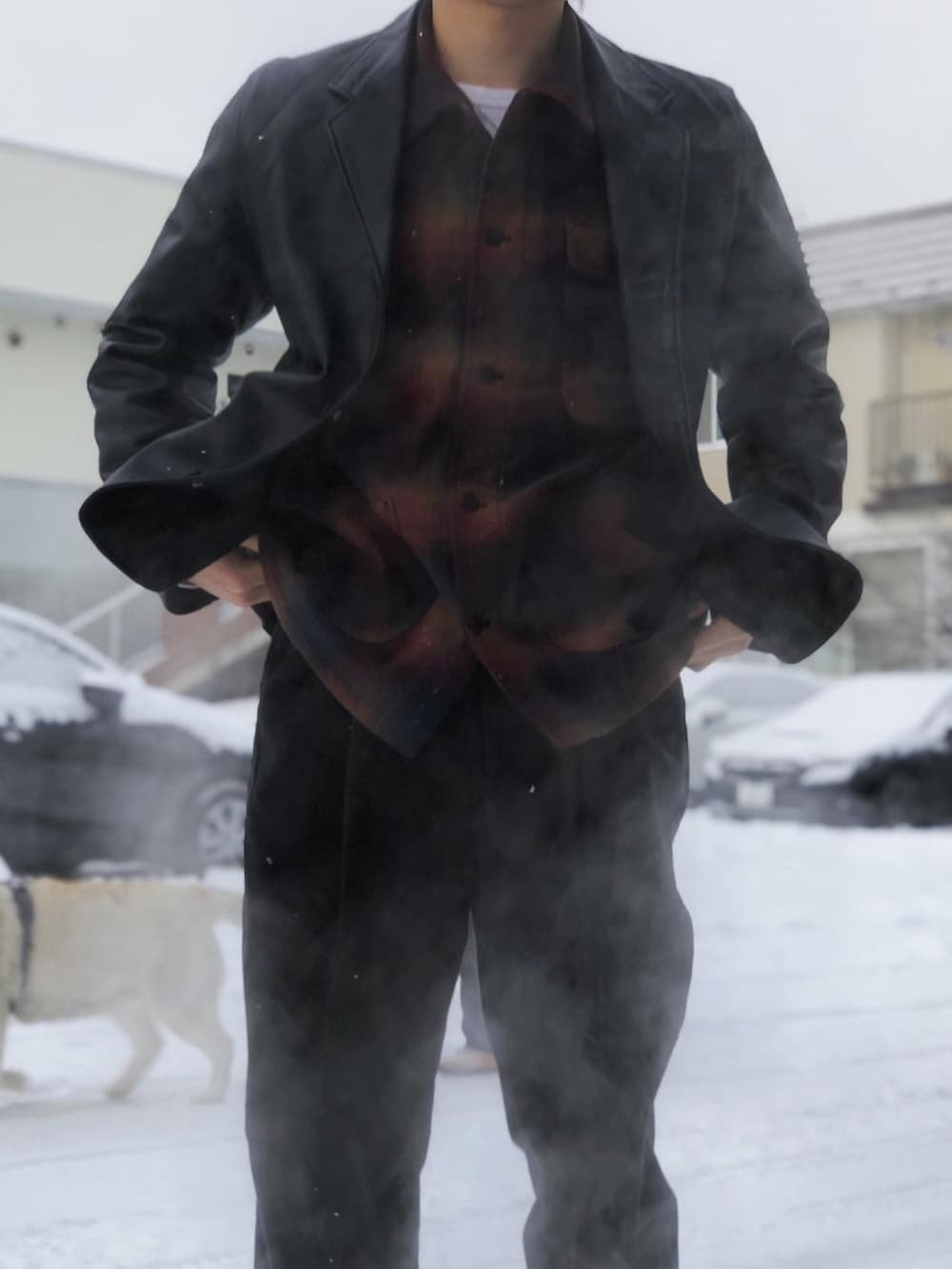 ブラック系のスラックス、ブラック系のテーラードジャケット、その他のシャツ/ブラウスを着用したメンズの冬コーディネートの4枚目の写真