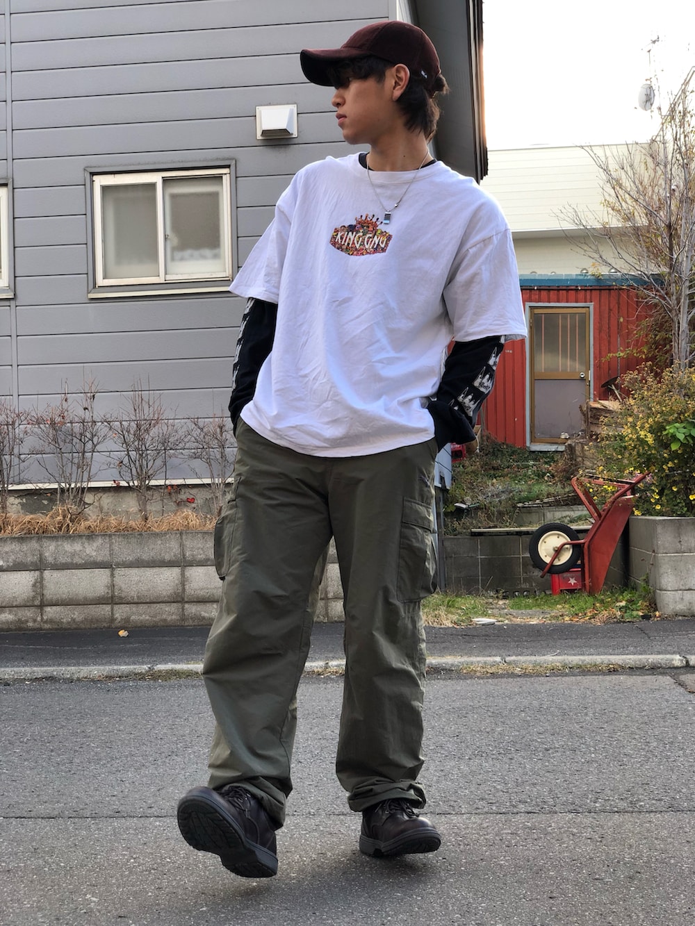 ブラウン系のブーツ、グリーン系のカーゴパンツ、ホワイト系のTシャツ/カットソーを着用したメンズの秋コーディネートの2枚目の写真