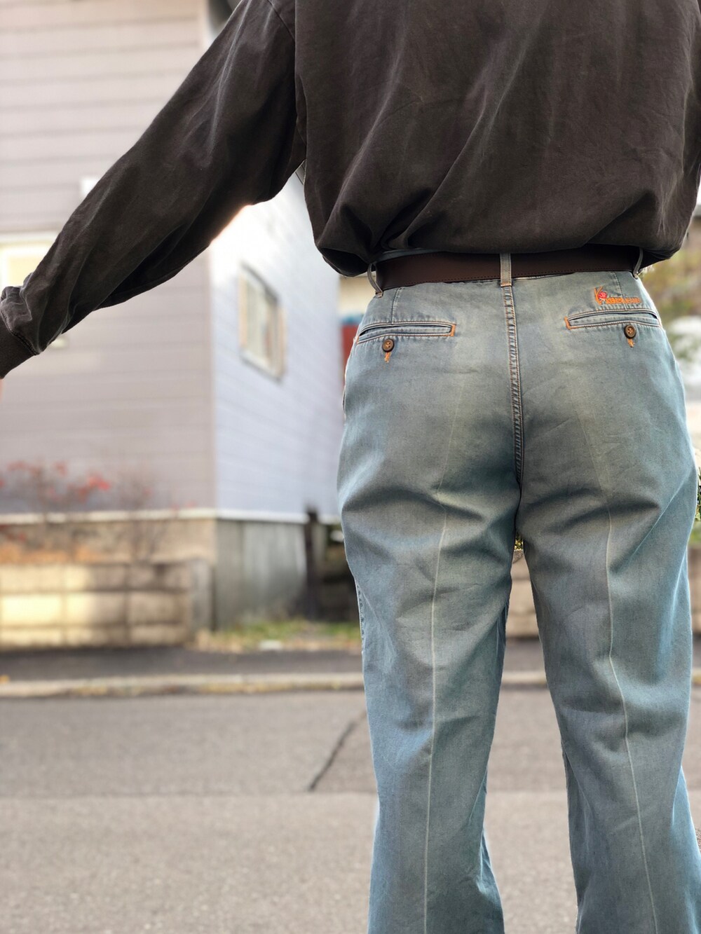 ブラック系のTシャツ/カットソー、ブルー系のデニムパンツ、ブラウン系のブーツを着用したメンズの秋コーディネートの3枚目の写真