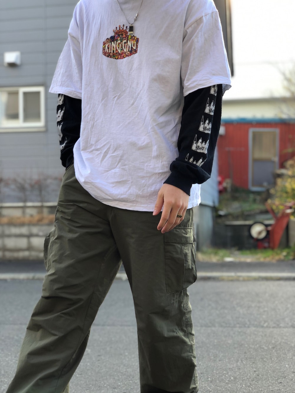 ブラウン系のブーツ、グリーン系のカーゴパンツ、ホワイト系のTシャツ/カットソーを着用したメンズの秋コーディネートの4枚目の写真