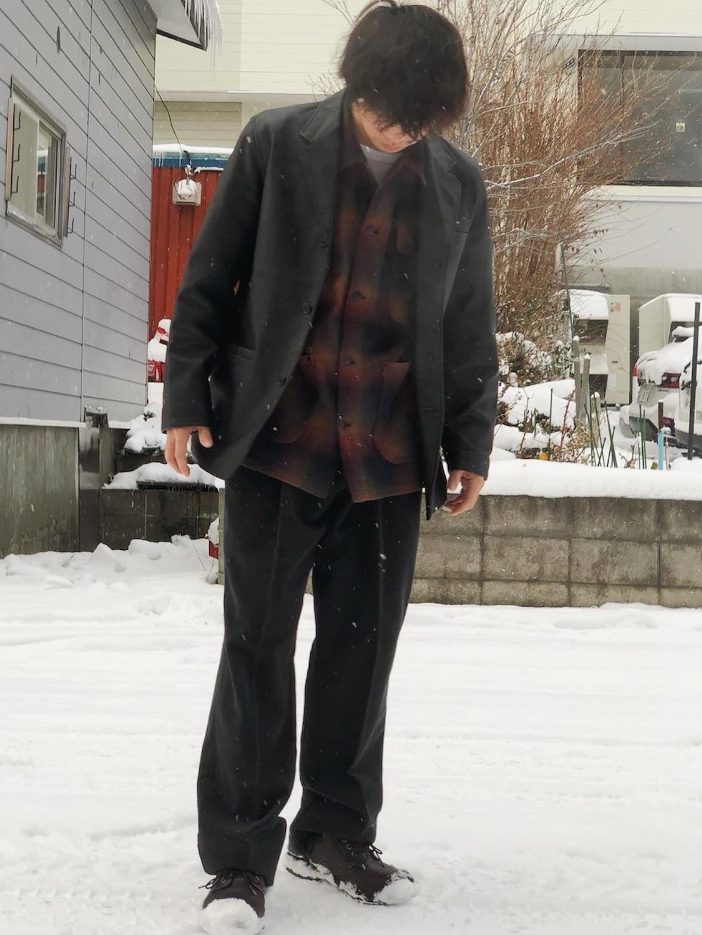 ブラック系のスラックス、ブラック系のテーラードジャケット、その他のシャツ/ブラウスを着用したメンズの冬コーディネートの2枚目の写真