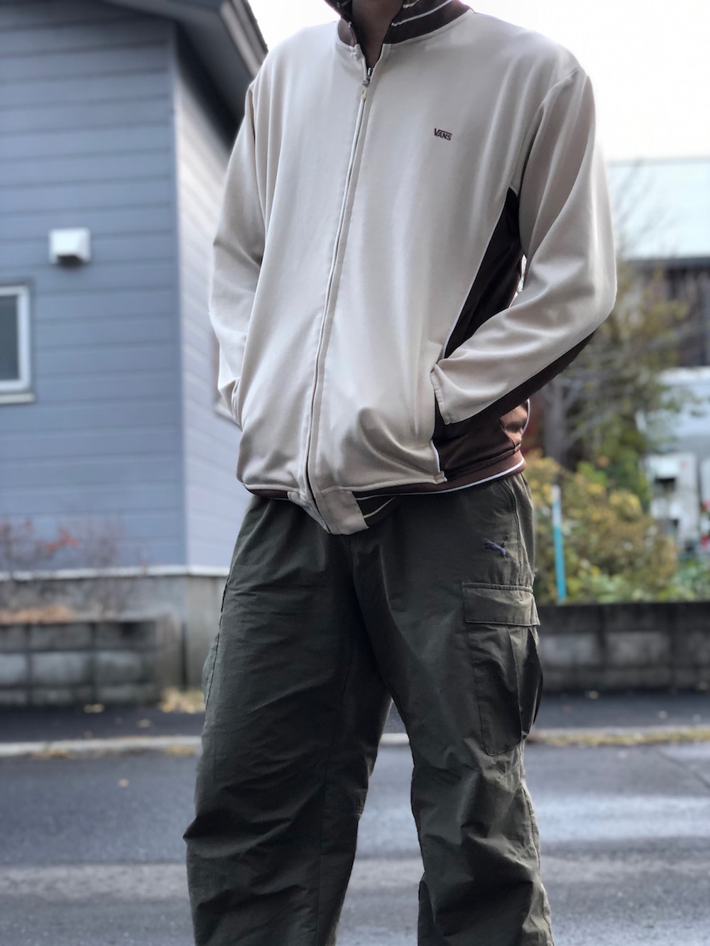 ブラウン系のジャージ、グリーン系のカーゴパンツ、ブラウン系のブーツを着用したメンズの秋コーディネートの3枚目の写真