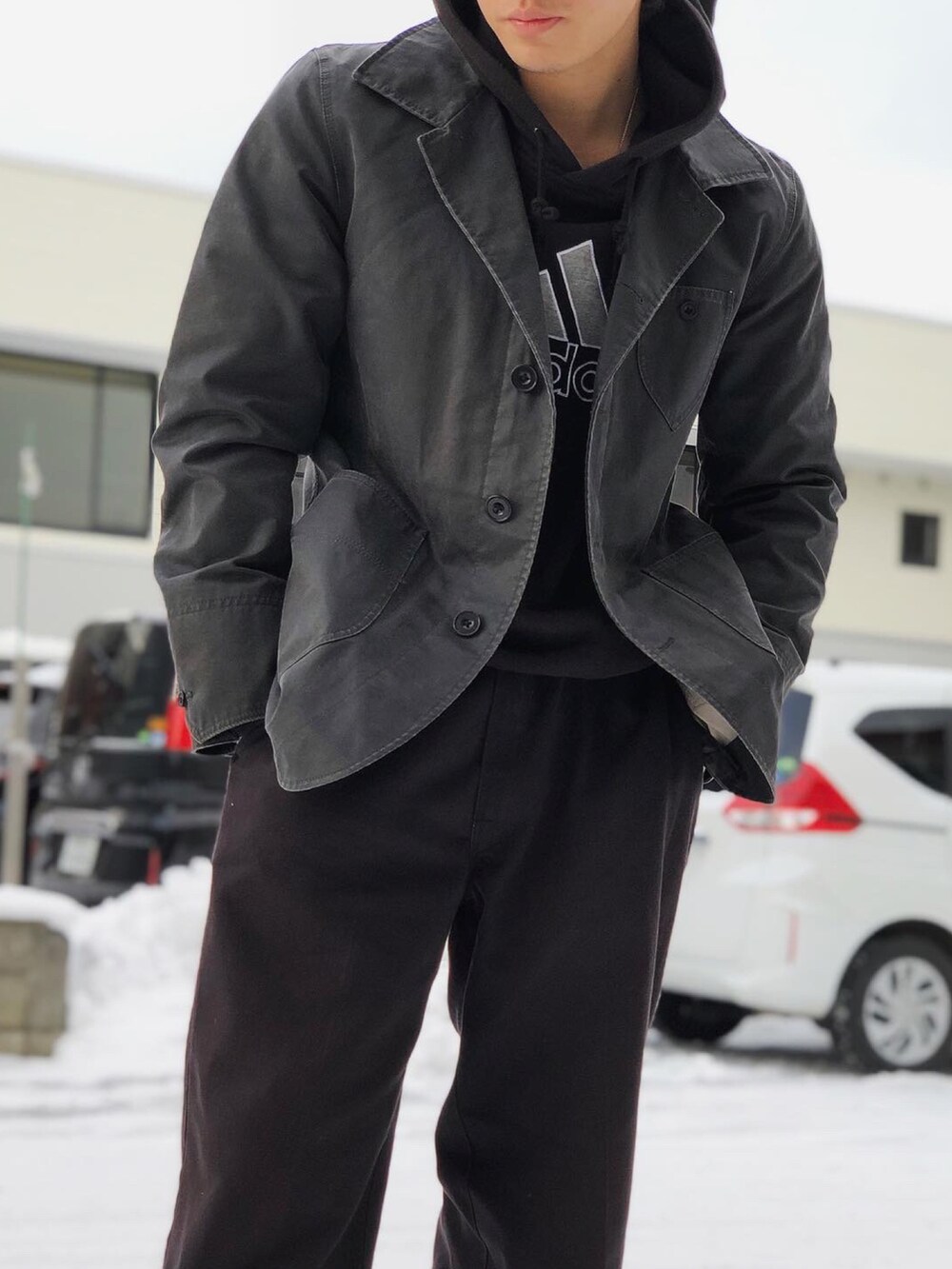 ブラック系のパンツ、ブラック系のブーツ、ブラック系のパーカーを着用したメンズの冬コーディネートの4枚目の写真