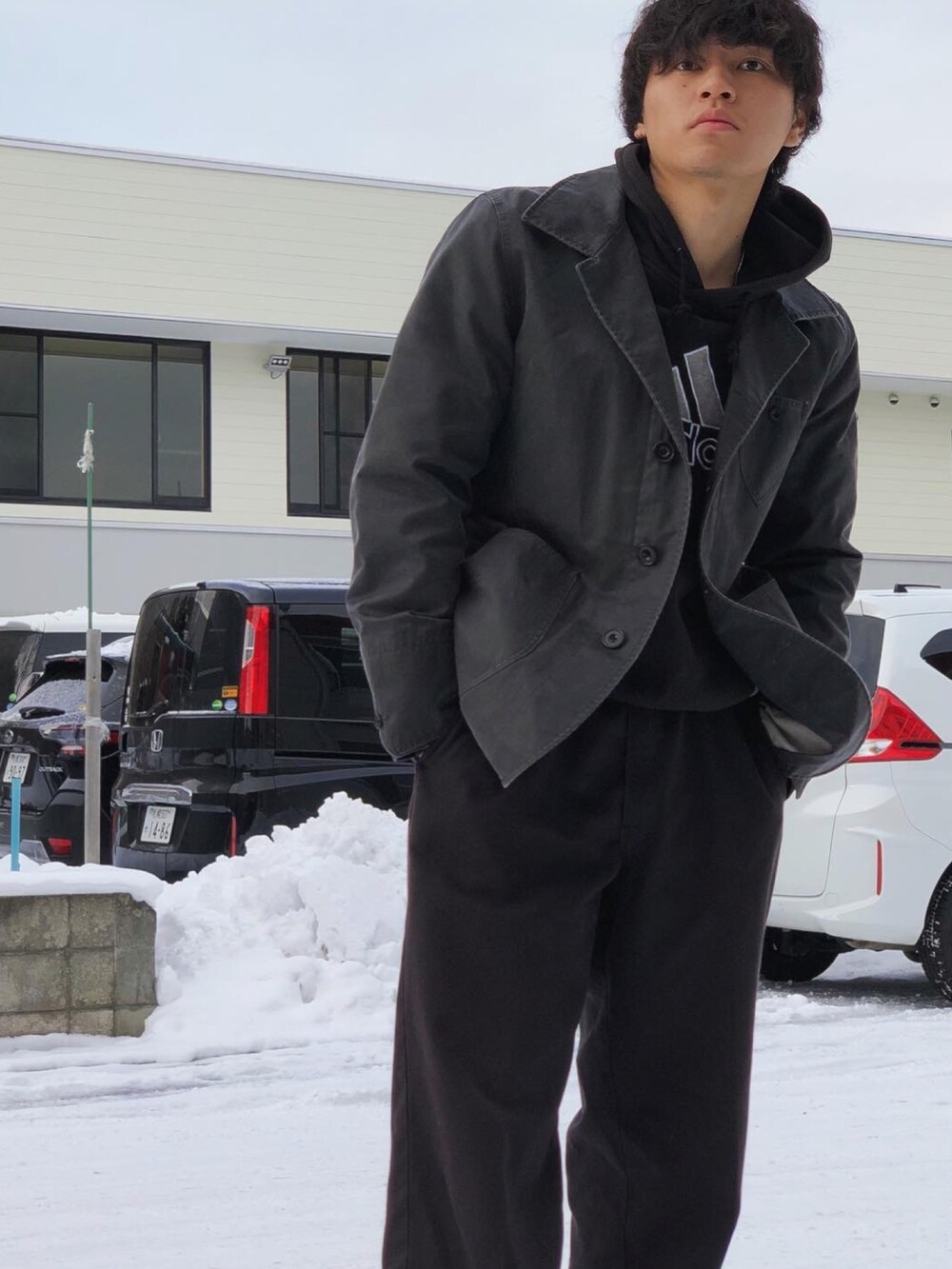 ブラック系のパンツ、ブラック系のブーツ、ブラック系のパーカーを着用したメンズの冬コーディネートの2枚目の写真