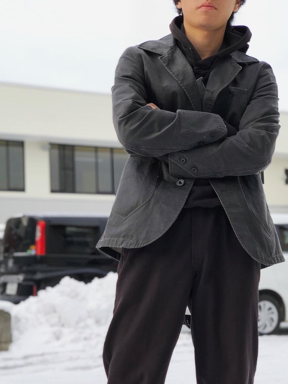 ブラック系のパンツ、ブラック系のブーツ、ブラック系のパーカーを着用したメンズの冬コーディネートの3枚目の写真