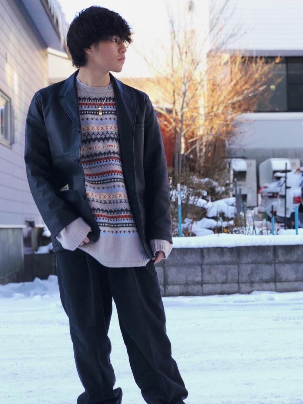 ベージュ系のニット/セーター、ブラック系のテーラードジャケット、ブラック系のスラックスを着用したメンズの冬コーディネートの2枚目の写真