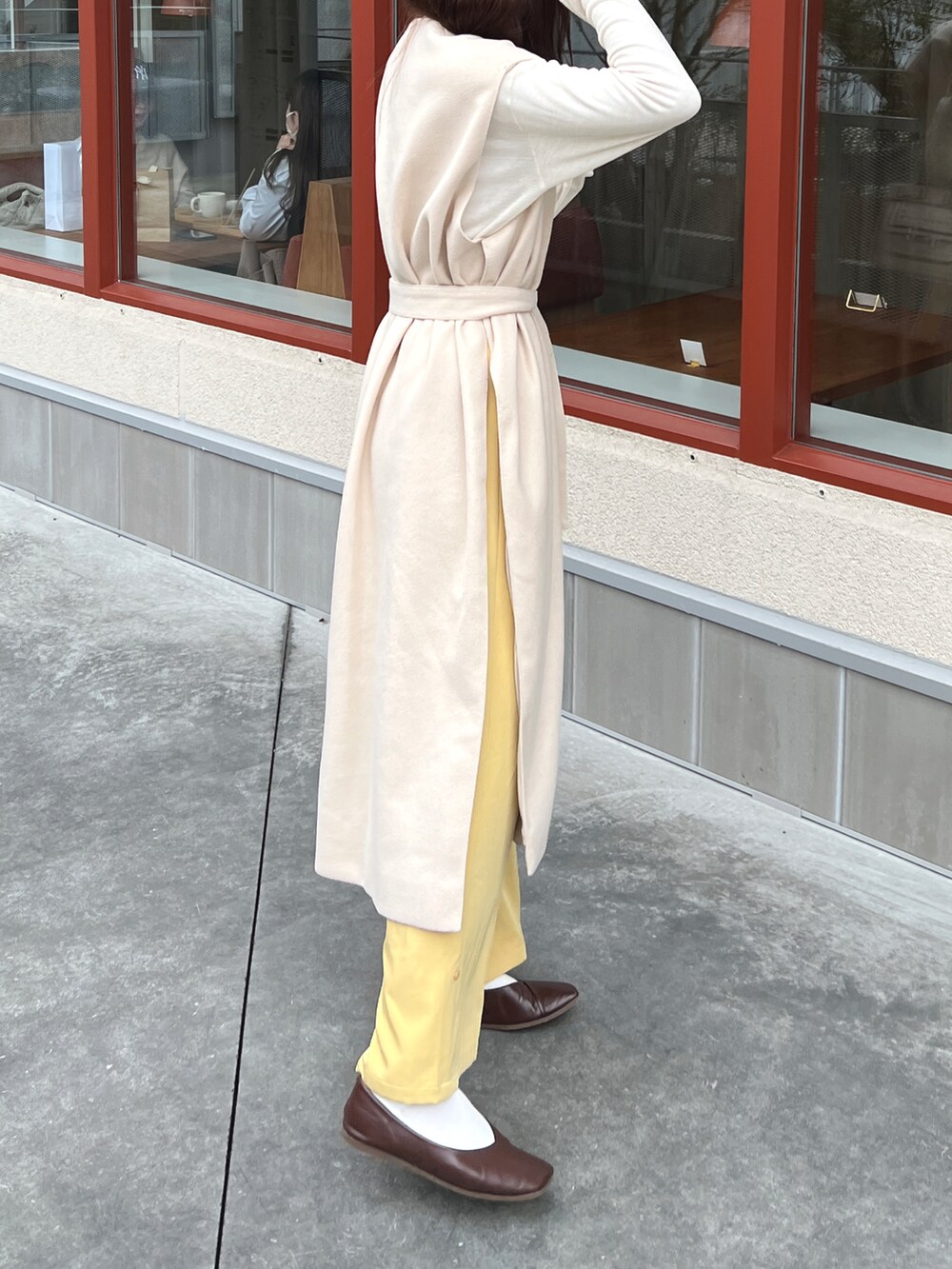 ベージュ系のジャケット/アウター、ホワイト系のショルダーバッグ、イエロー系のスラックスを着用したレディースの春コーディネートの2枚目の写真