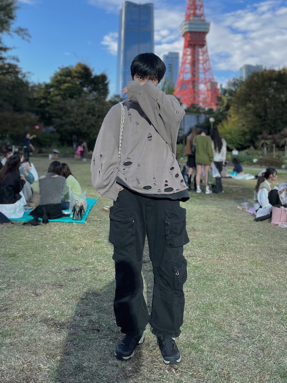 「ファッションを楽しもう、今日のコーデ、休日コーデ、秋コーデ、シンプルコーデ、オトナカジュアル、ワイドパンツ、カーゴパンツ、ストリート、韓国ファッション、スニーカー、冬、ニット、ブラウン、モード」｜「ZARAのアイテム（カーゴパンツ、ブラック系）」を使った、(｀・ω・´)…YUTO…さん（メンズ・180cm）の秋コーディネートの2枚目の写真