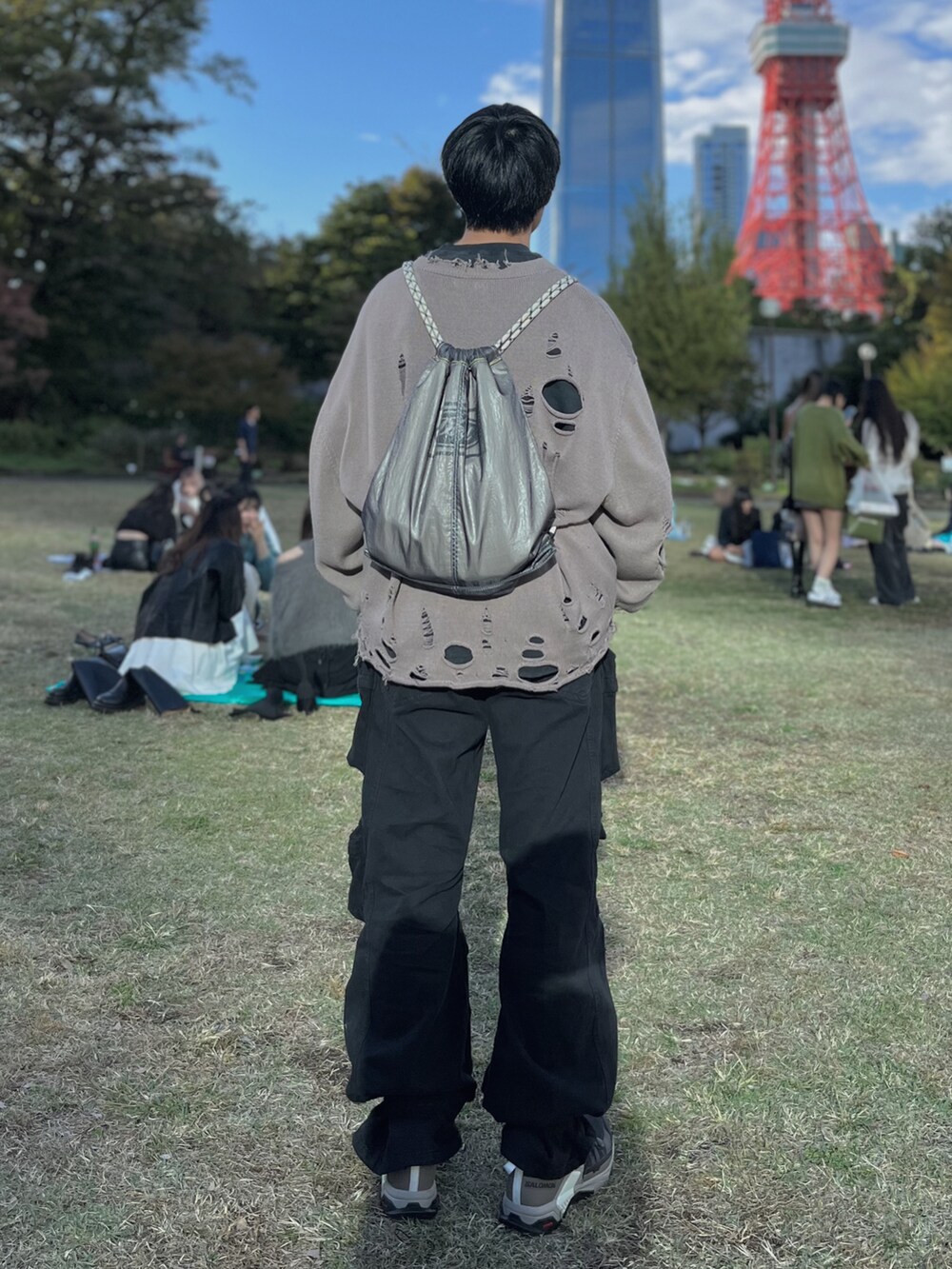 「ファッションを楽しもう、今日のコーデ、休日コーデ、秋コーデ、シンプルコーデ、オトナカジュアル、ワイドパンツ、カーゴパンツ、ストリート、韓国ファッション、スニーカー、冬、ニット、ブラウン、モード」｜「ZARAのアイテム（カーゴパンツ、ブラック系）」を使った、(｀・ω・´)…YUTO…さん（メンズ・180cm）の秋コーディネートの3枚目の写真