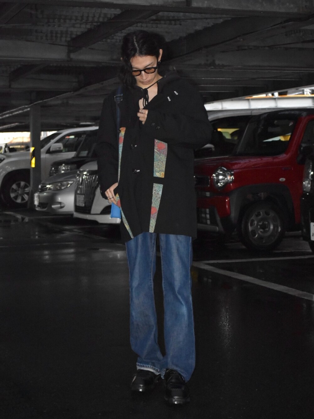 ブラック系のジャケット/アウターを着用したメンズの春コーディネートの2枚目の写真