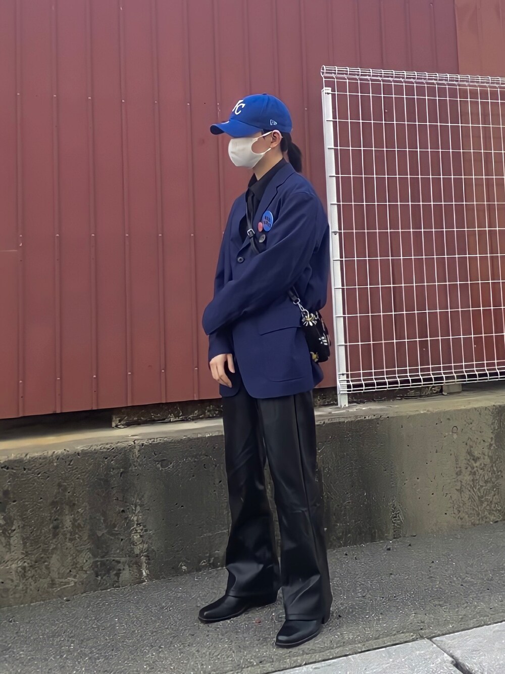 ブルー系のテーラードジャケット、その他のショルダーバッグ、ブラック系のその他パンツを着用したメンズの春コーディネートの2枚目の写真