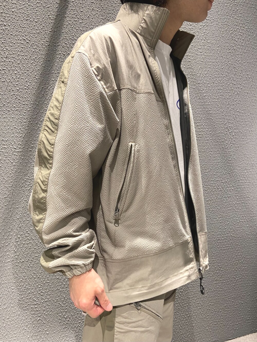 ベージュ系のその他パンツを着用したメンズの夏コーディネートの2枚目の写真