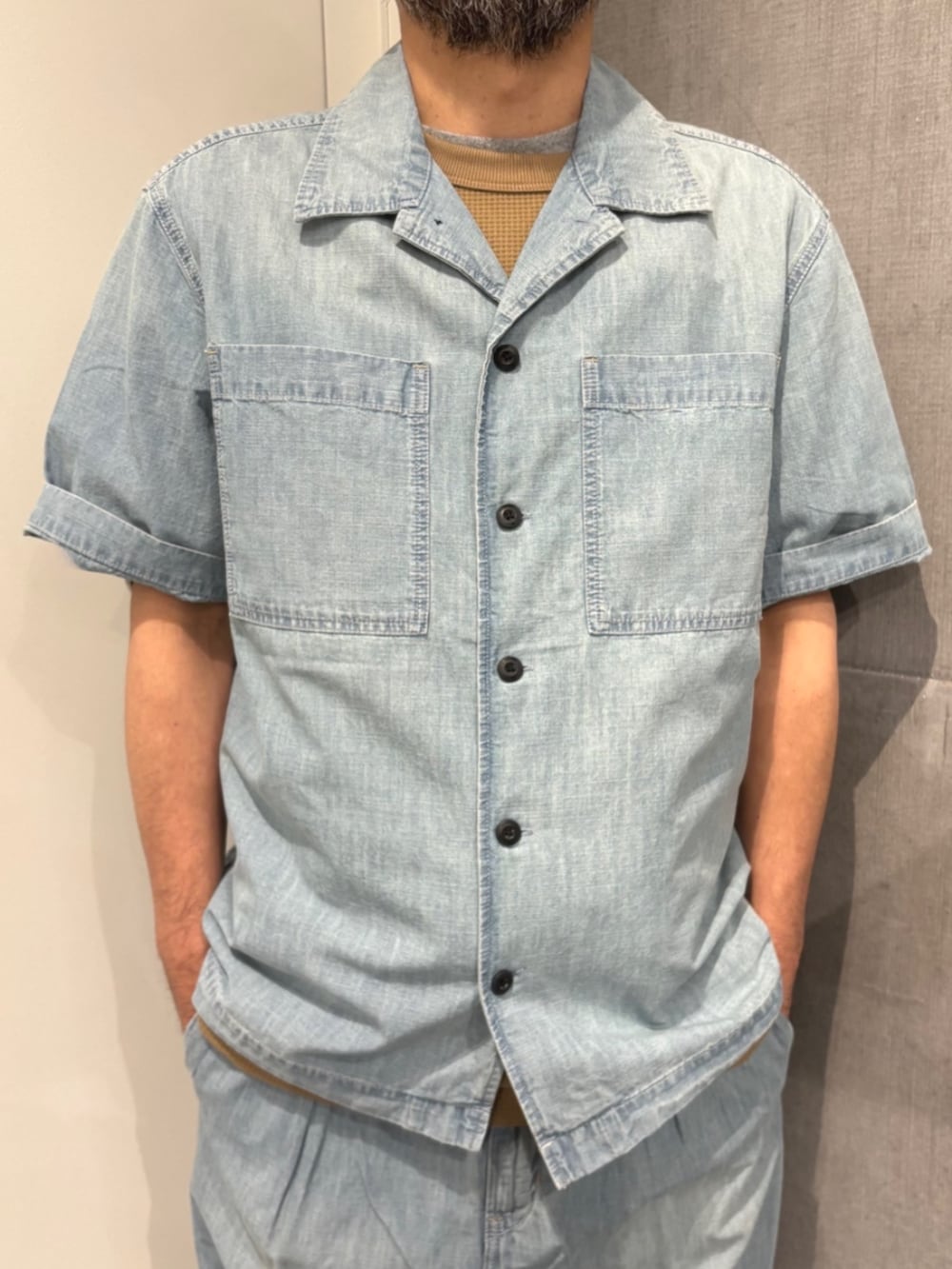 ブルー系のシャツ/ブラウス、ブルー系のデニムパンツ、ブラック系のキャップを着用したメンズの夏コーディネートの2枚目の写真