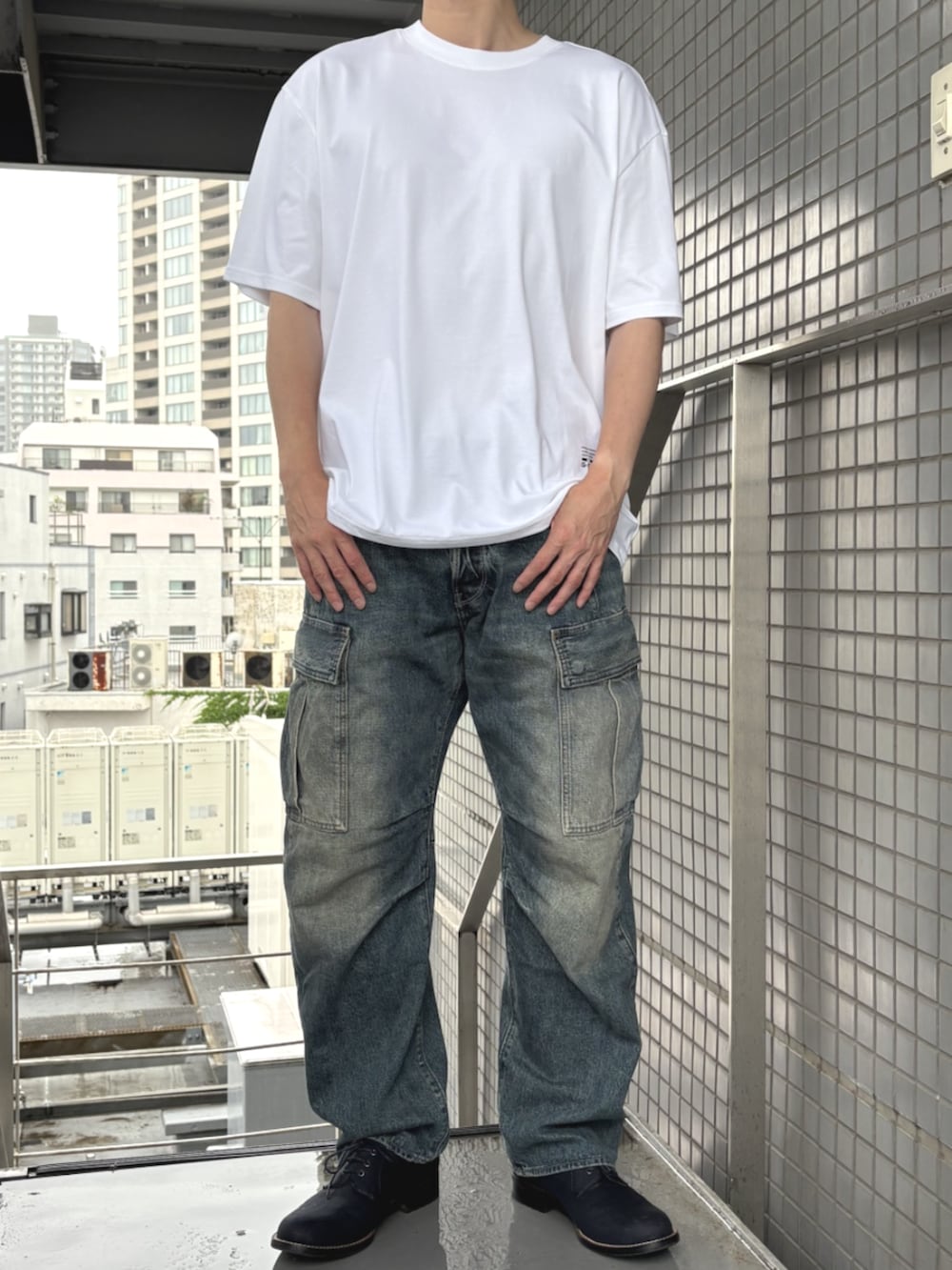 ブルー系のデニムパンツ、ホワイト系のTシャツ/カットソーを着用したメンズの春コーディネートの4枚目の写真