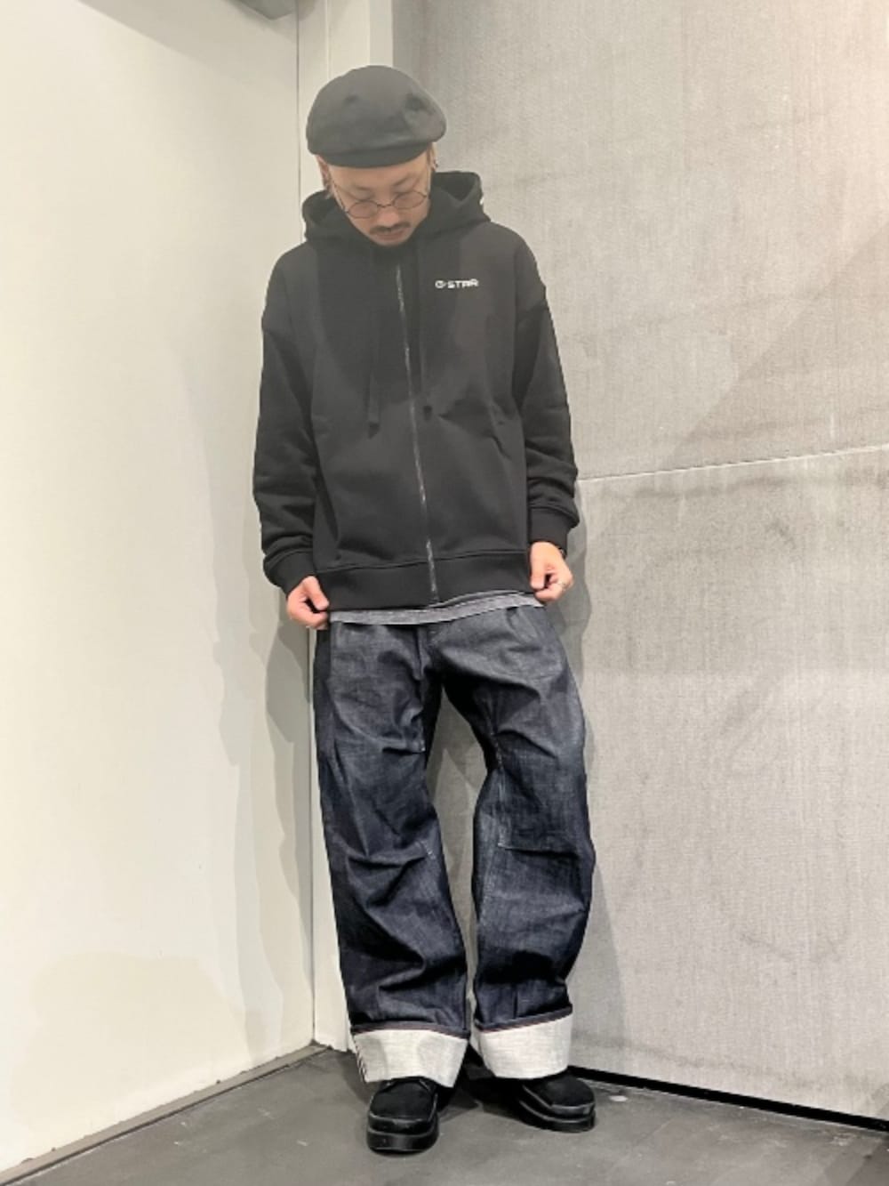 ブラック系のTシャツ/カットソー、ブラック系のパーカーを着用したメンズの秋コーディネートの2枚目の写真