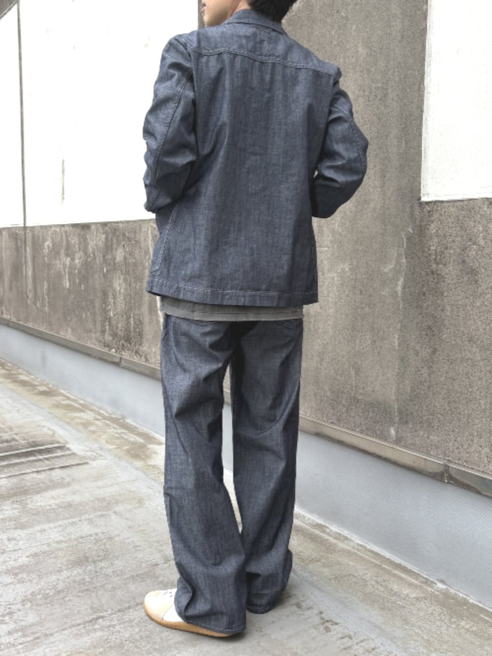 ブルー系のデニムパンツ、ブルー系のデニムジャケットを着用したメンズの春コーディネートの2枚目の写真