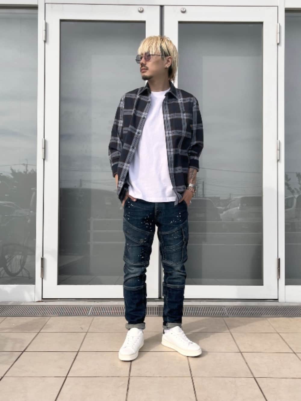 ホワイト系のTシャツ/カットソー、その他のシャツ/ブラウス、ブルー系のデニムパンツを着用したメンズの夏コーディネートの2枚目の写真