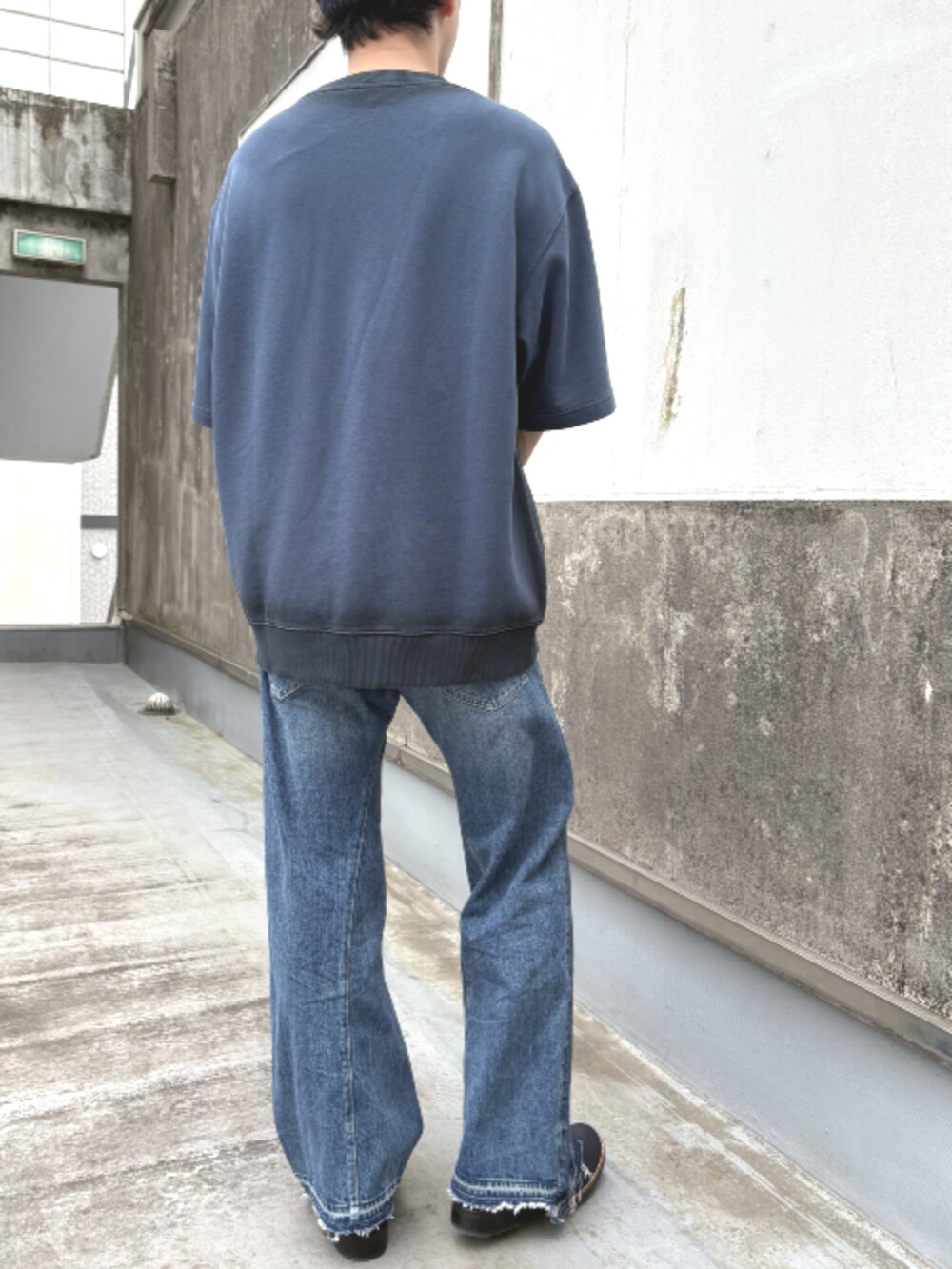 ブルー系のTシャツ/カットソー、ブルー系のデニムパンツを着用したメンズの春コーディネートの2枚目の写真
