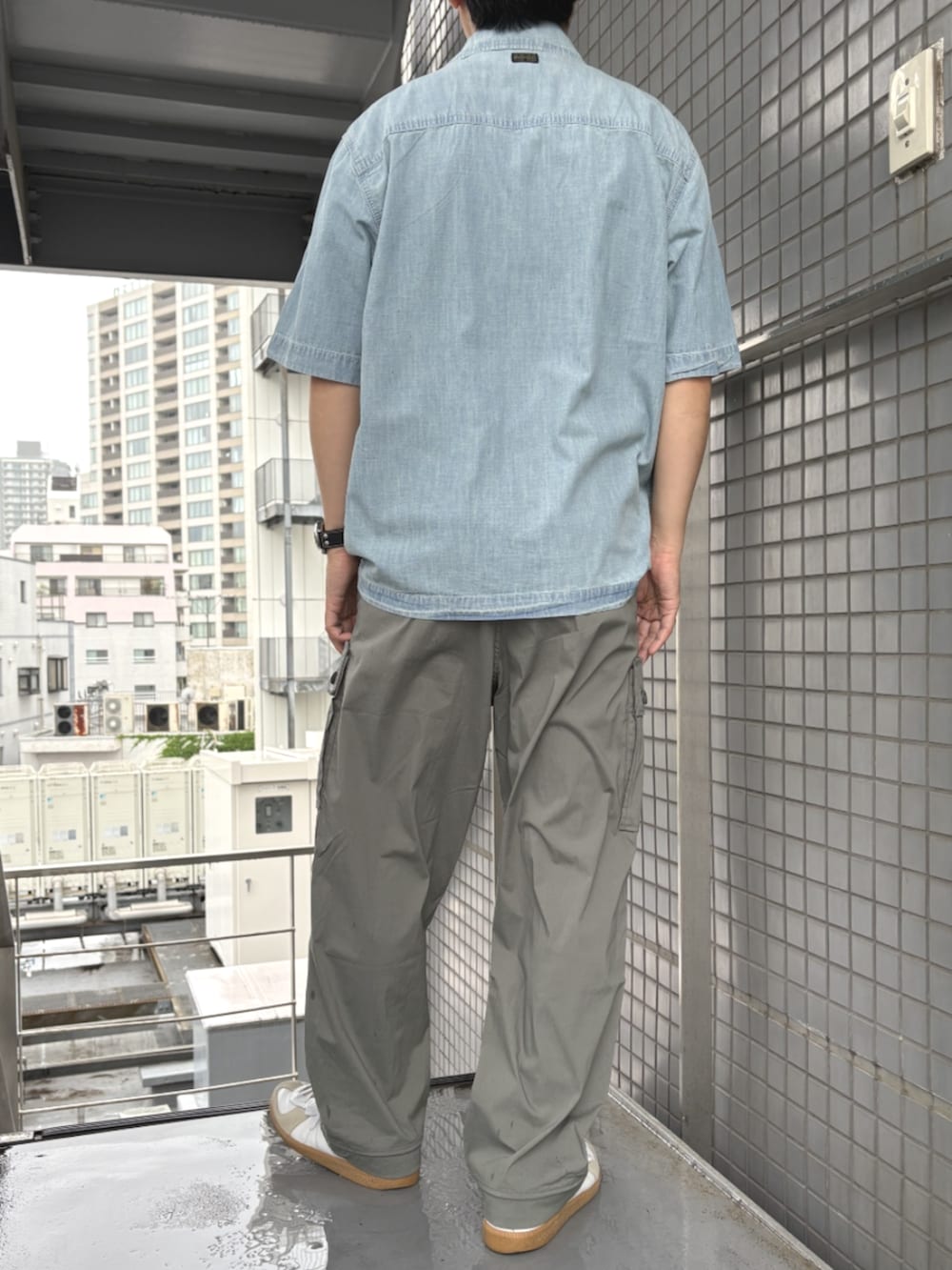 グレー系のカーゴパンツ、ブルー系のシャツ/ブラウスを着用したメンズの春コーディネートの3枚目の写真