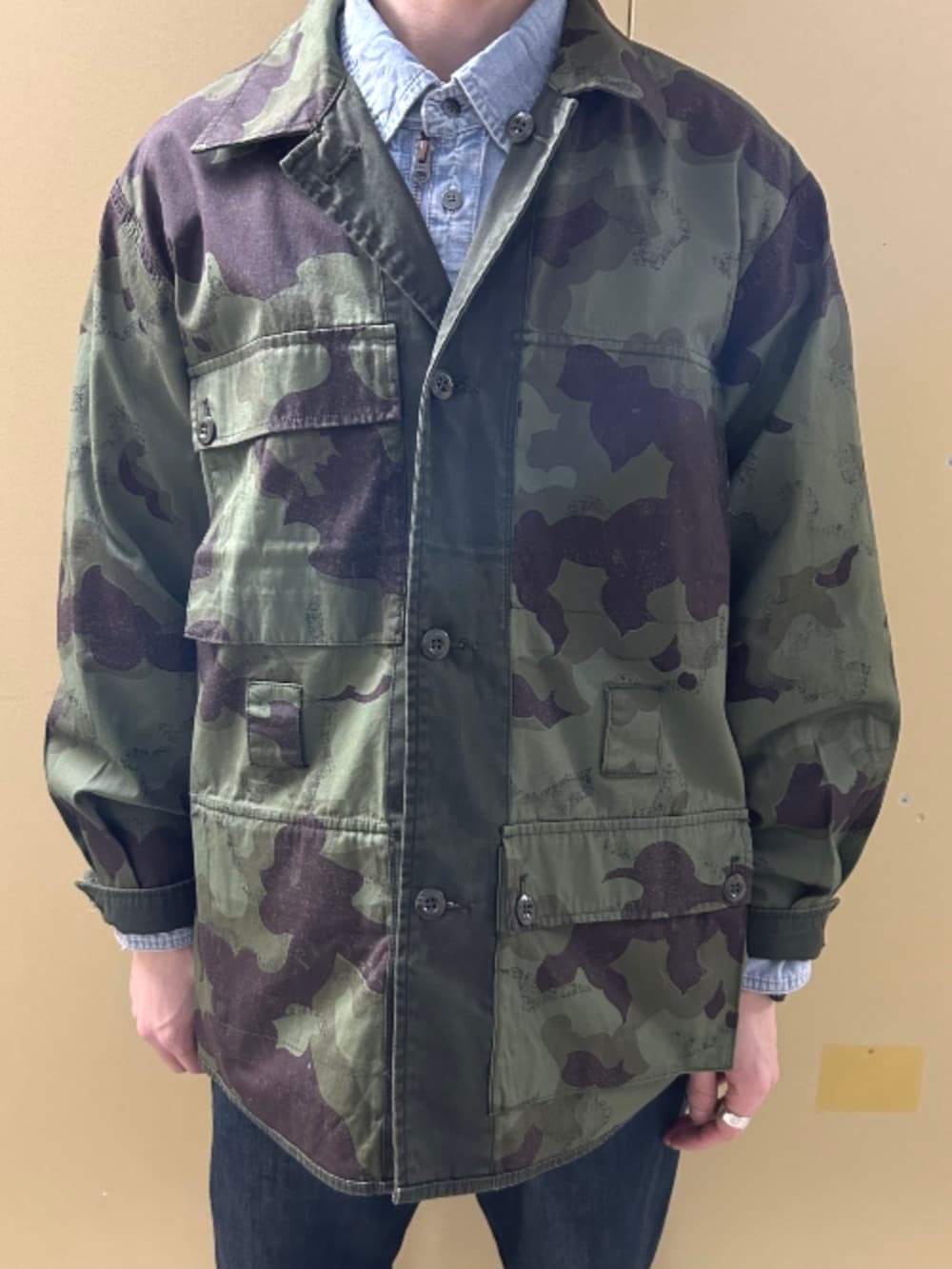 グリーン系のシャツ/ブラウス、ブルー系のシャツ/ブラウス、ブルー系のデニムパンツを着用したメンズの春コーディネートの3枚目の写真