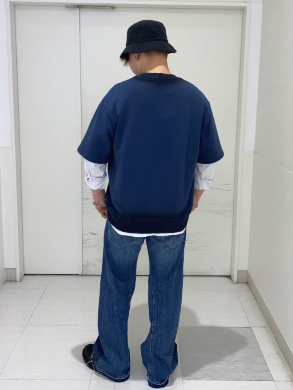 ブルー系のTシャツ/カットソー、ホワイト系のTシャツ/カットソー、ブルー系のデニムパンツを着用したメンズの春コーディネートの2枚目の写真