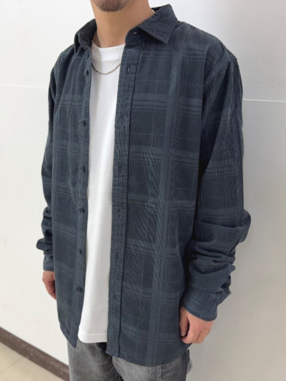 ブラック系のデニムパンツ、ブルー系のシャツ/ブラウス、ホワイト系のTシャツ/カットソーを着用したメンズの秋コーディネートの2枚目の写真