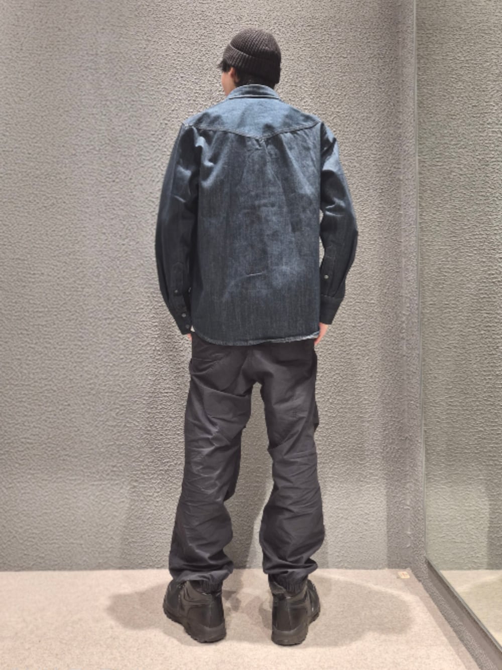 ホワイト系のTシャツ/カットソー、ブルー系のシャツ/ブラウス、ブラック系のカーゴパンツを着用したメンズの春コーディネートの2枚目の写真