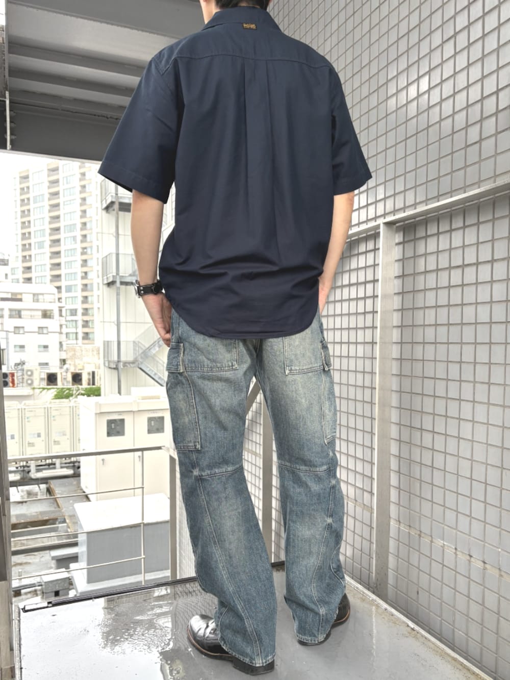 ブルー系のデニムパンツ、ブルー系のシャツ/ブラウスを着用したメンズの春コーディネートの4枚目の写真