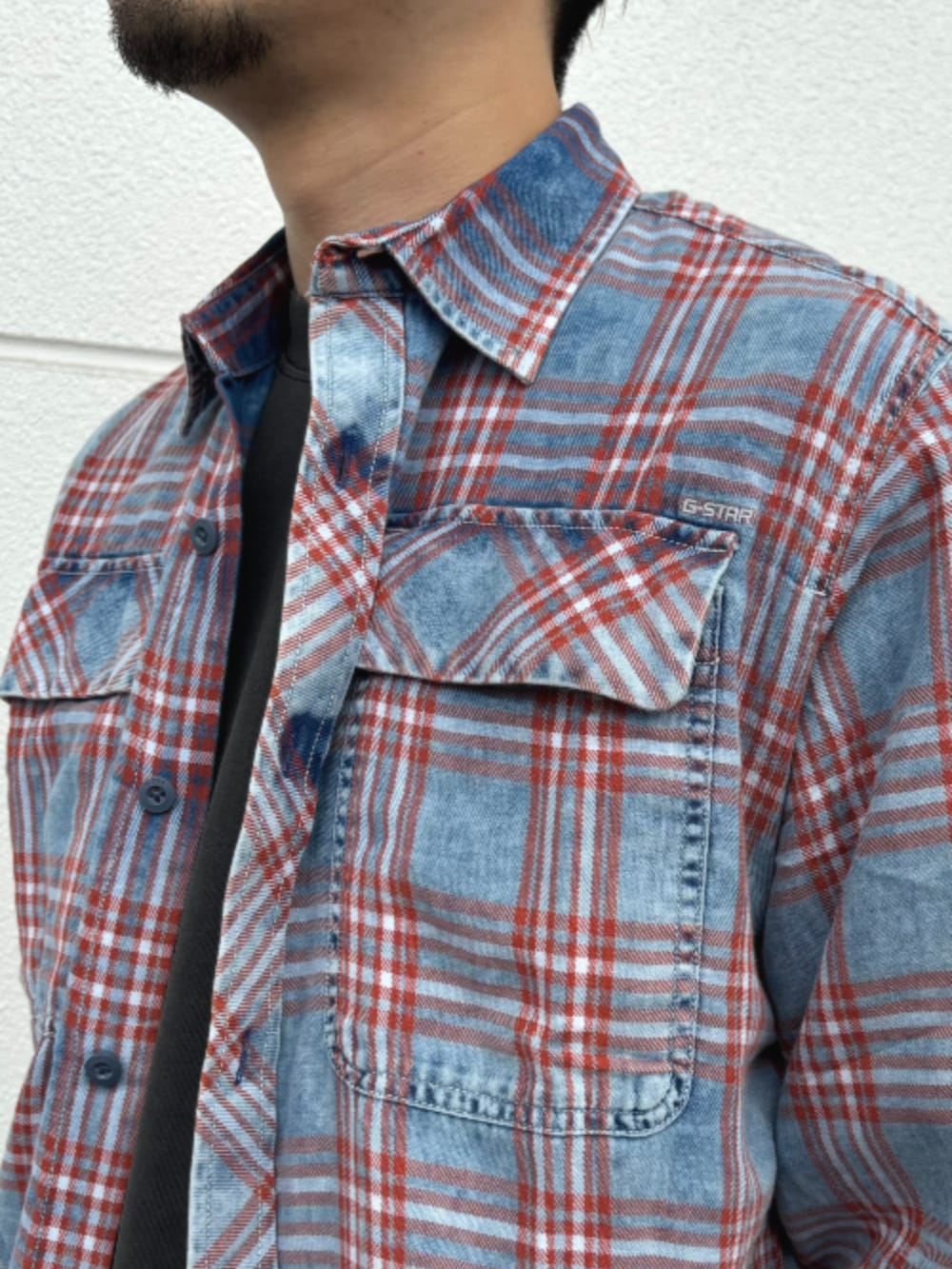 その他のシャツ/ブラウス、ベージュ系のカーゴパンツを着用したメンズの春コーディネートの2枚目の写真