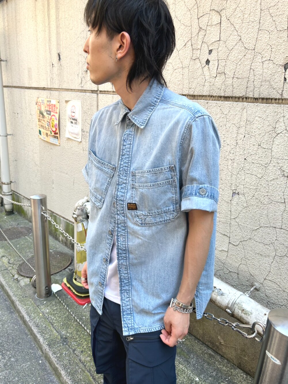 ブルー系のシャツ/ブラウス、ホワイト系のTシャツ/カットソー、ブルー系のカーゴパンツを着用したメンズの夏コーディネートの2枚目の写真