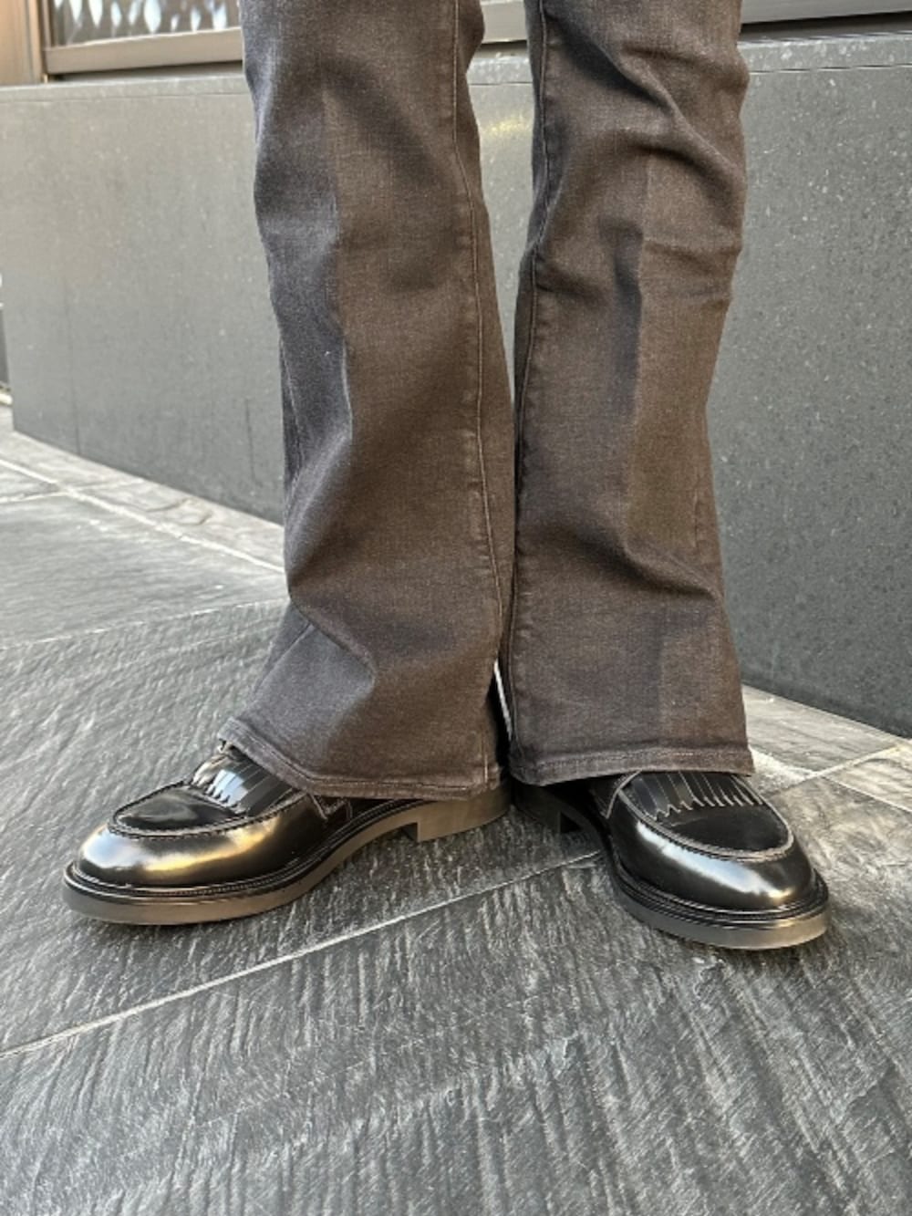 ホワイト系のダウンジャケット/コート、ブラック系のデニムパンツを着用したレディースの冬コーディネートの3枚目の写真