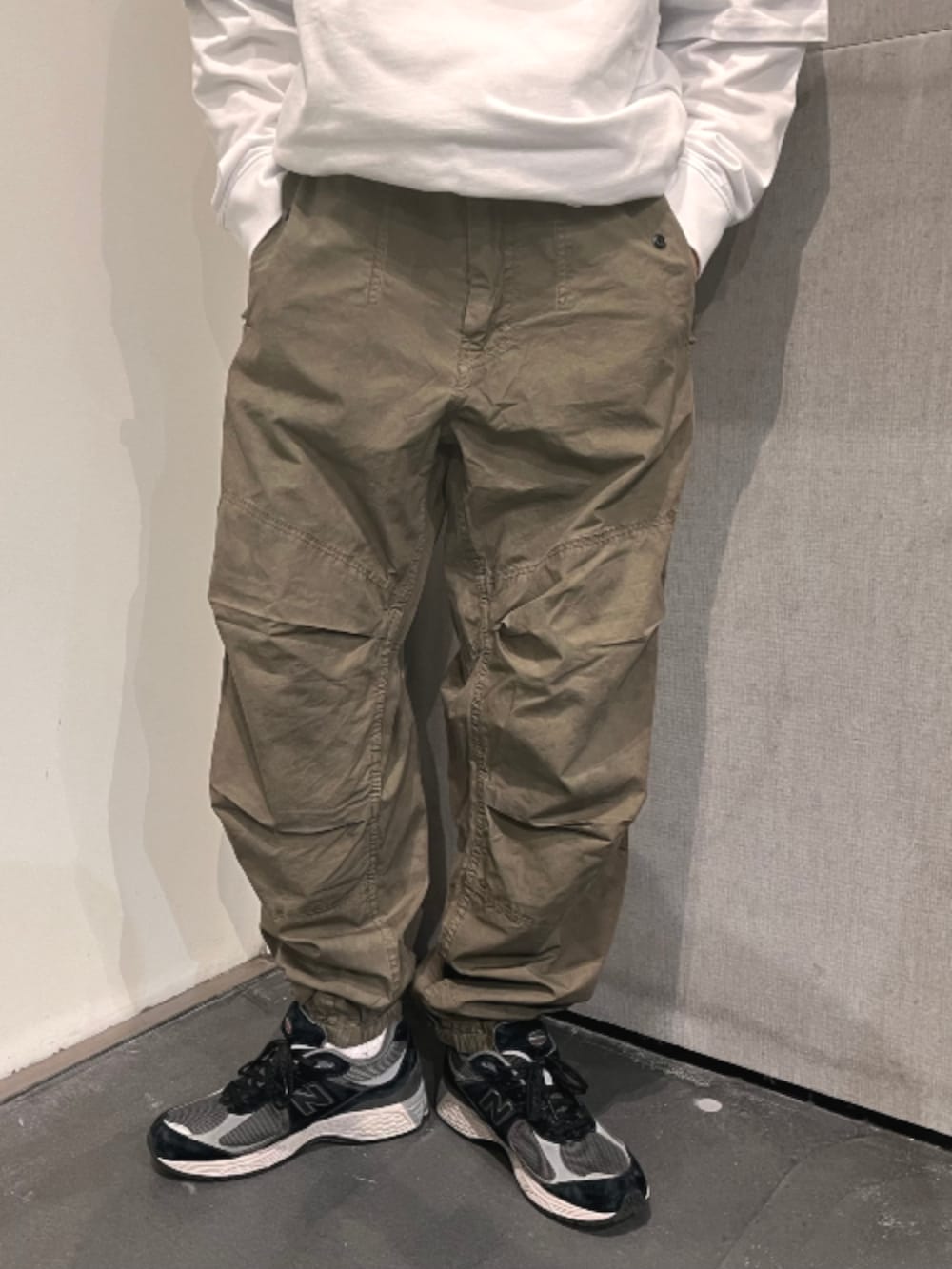 その他のカーゴパンツ、ホワイト系のTシャツ/カットソー、グレー系のキャップを着用したメンズの春コーディネートの2枚目の写真