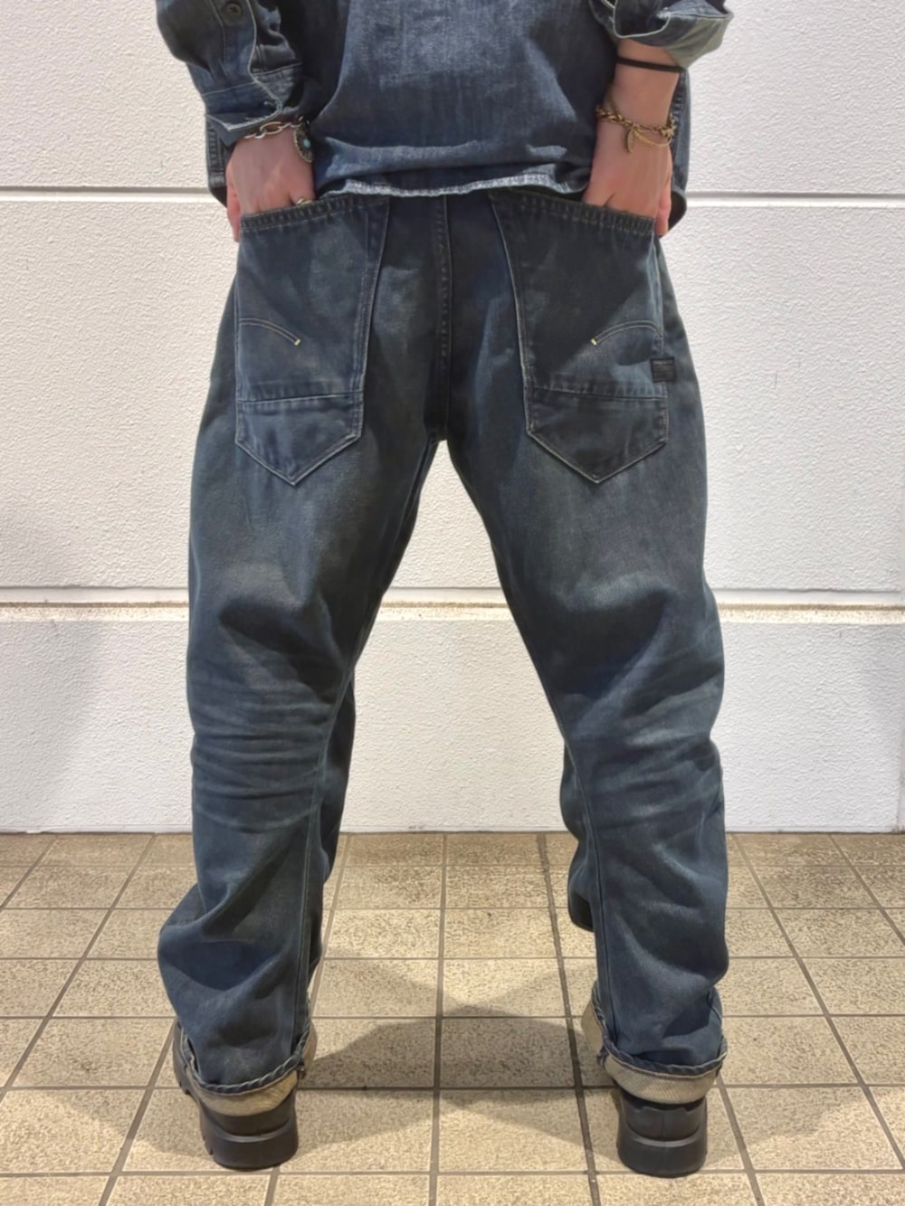 ブルー系のデニムパンツ、ブルー系のシャツ/ブラウスを着用したメンズの秋コーディネートの2枚目の写真
