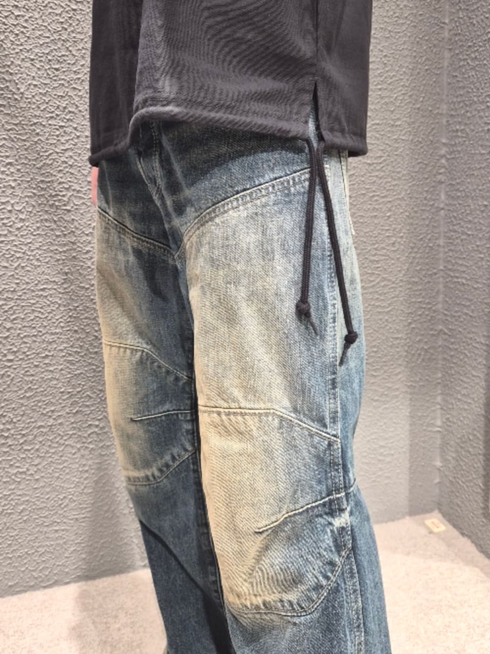 ブラック系のTシャツ/カットソー、ブルー系のデニムパンツを着用したメンズの春コーディネートの3枚目の写真