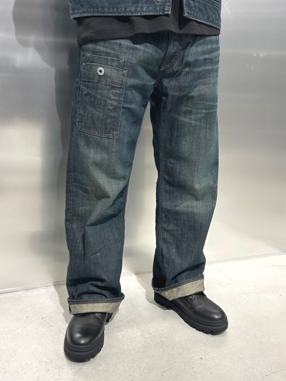 ブルー系のデニムジャケット、ブルー系のデニムパンツ、ブラック系のキャップを着用したメンズの秋コーディネートの3枚目の写真