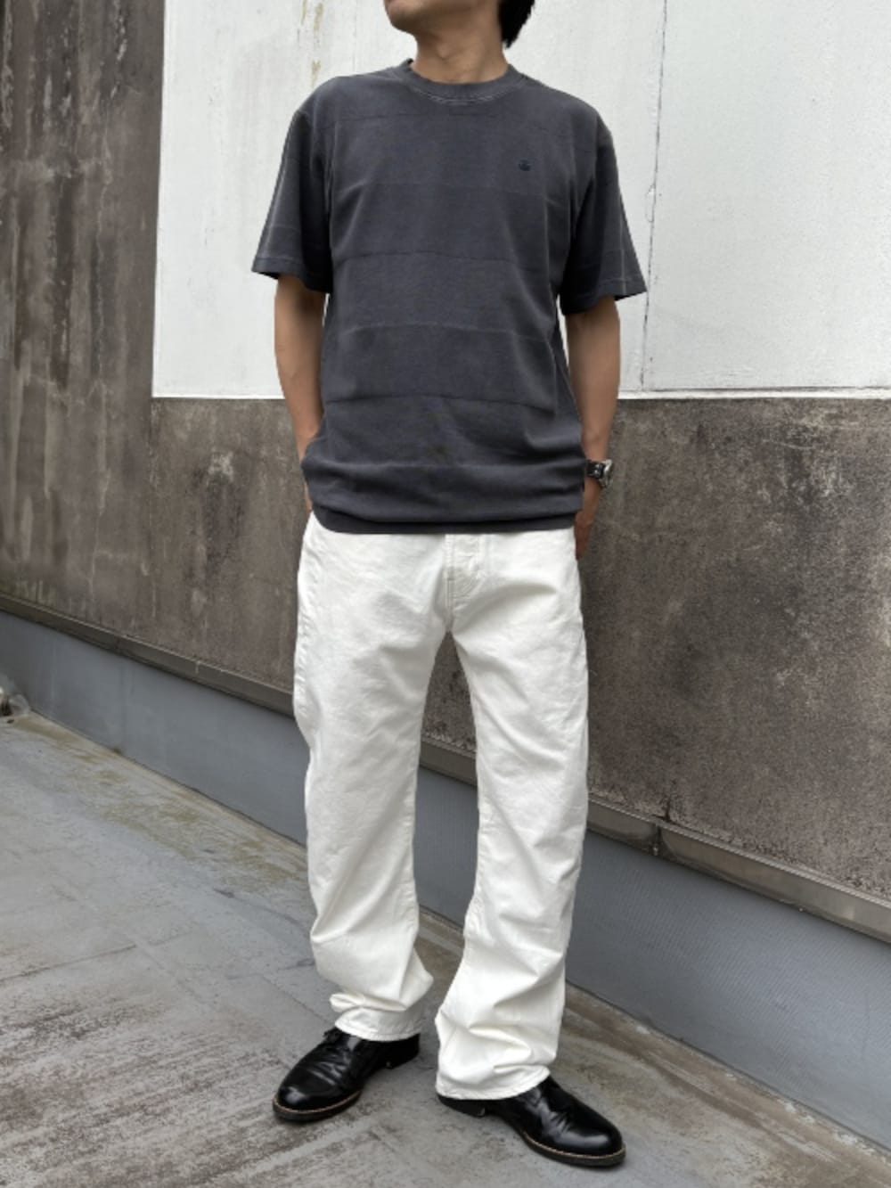グリーン系のシャツ/ブラウス、ベージュ系のデニムパンツ、グレー系のTシャツ/カットソーを着用したメンズの春コーディネートの3枚目の写真