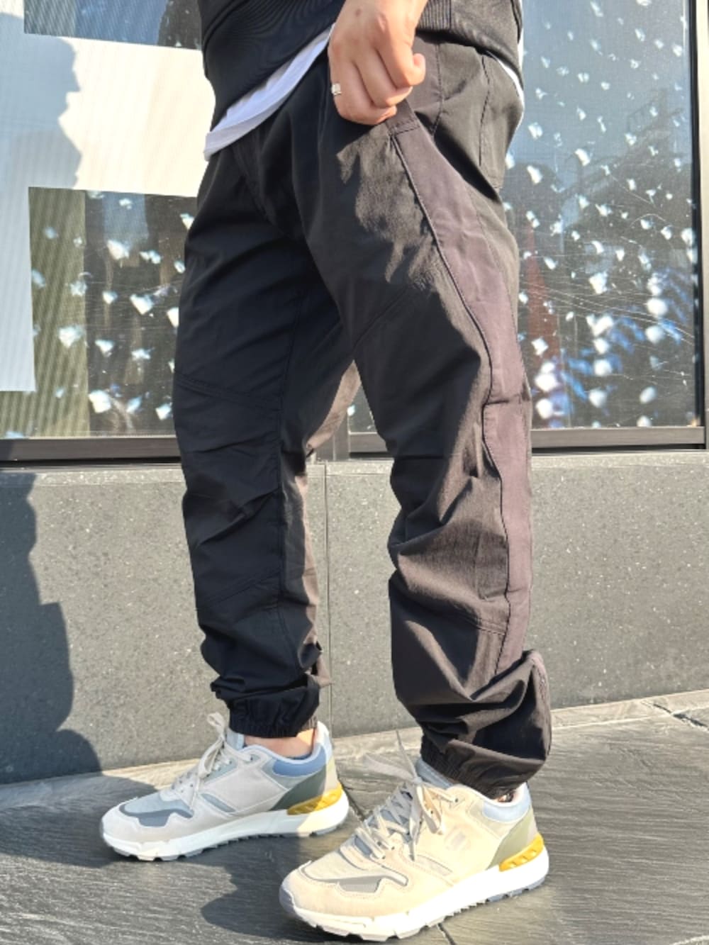 ブラック系のパーカー、ブラック系のその他パンツ、ブラック系のキャップを着用したメンズの秋コーディネートの3枚目の写真