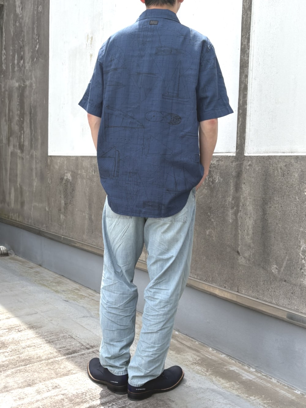 ブルー系のシャツ/ブラウス、ブルー系のデニムパンツを着用したメンズの夏コーディネートの2枚目の写真