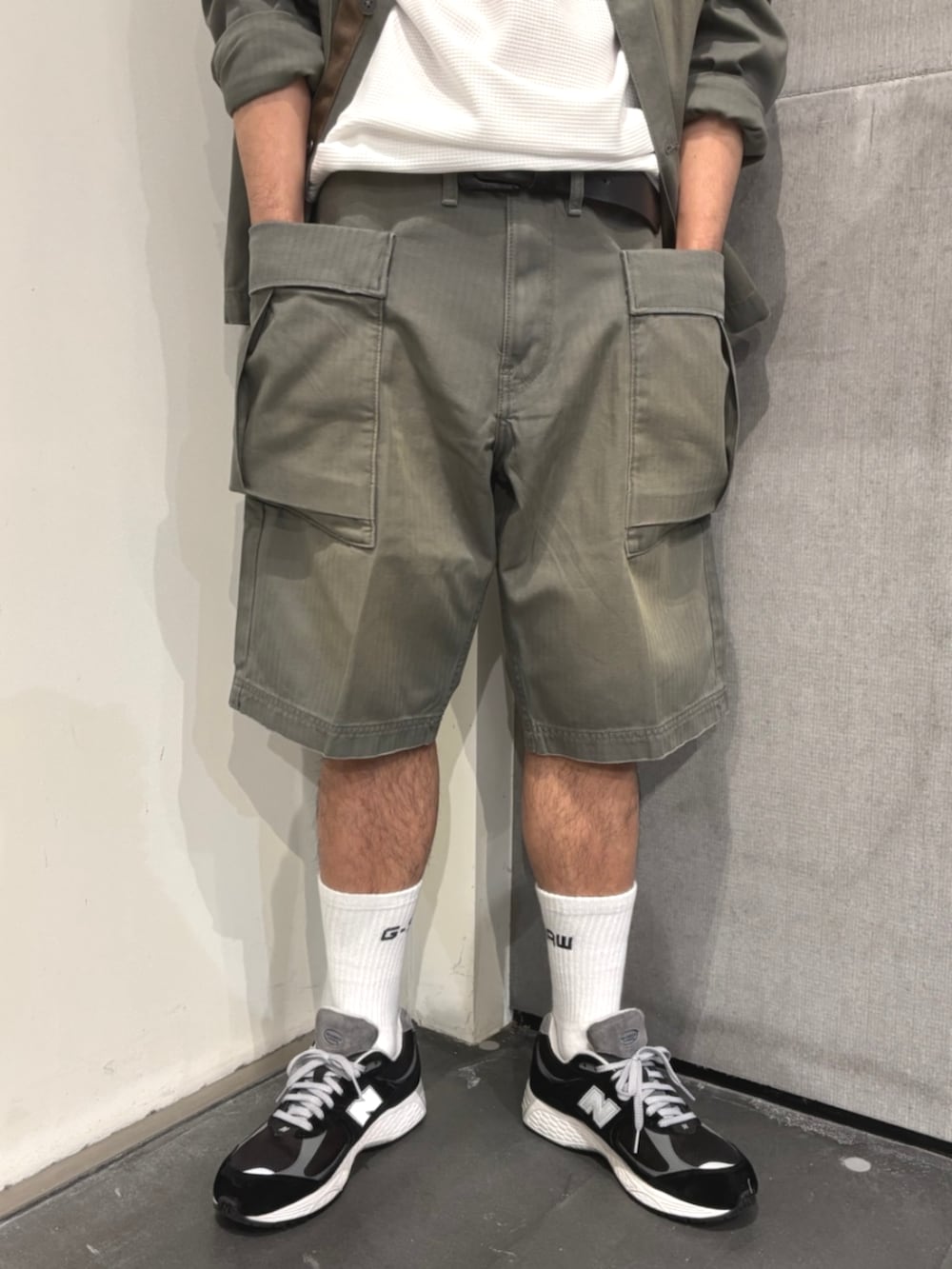 ホワイト系のTシャツ/カットソー、グリーン系のシャツ/ブラウス、グリーン系のその他パンツを着用したメンズの夏コーディネートの2枚目の写真