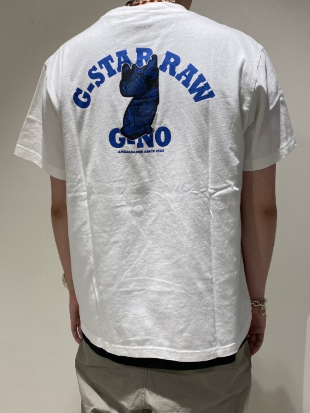 ホワイト系のTシャツ/カットソー、ベージュ系のその他パンツを着用したメンズの夏コーディネートの3枚目の写真
