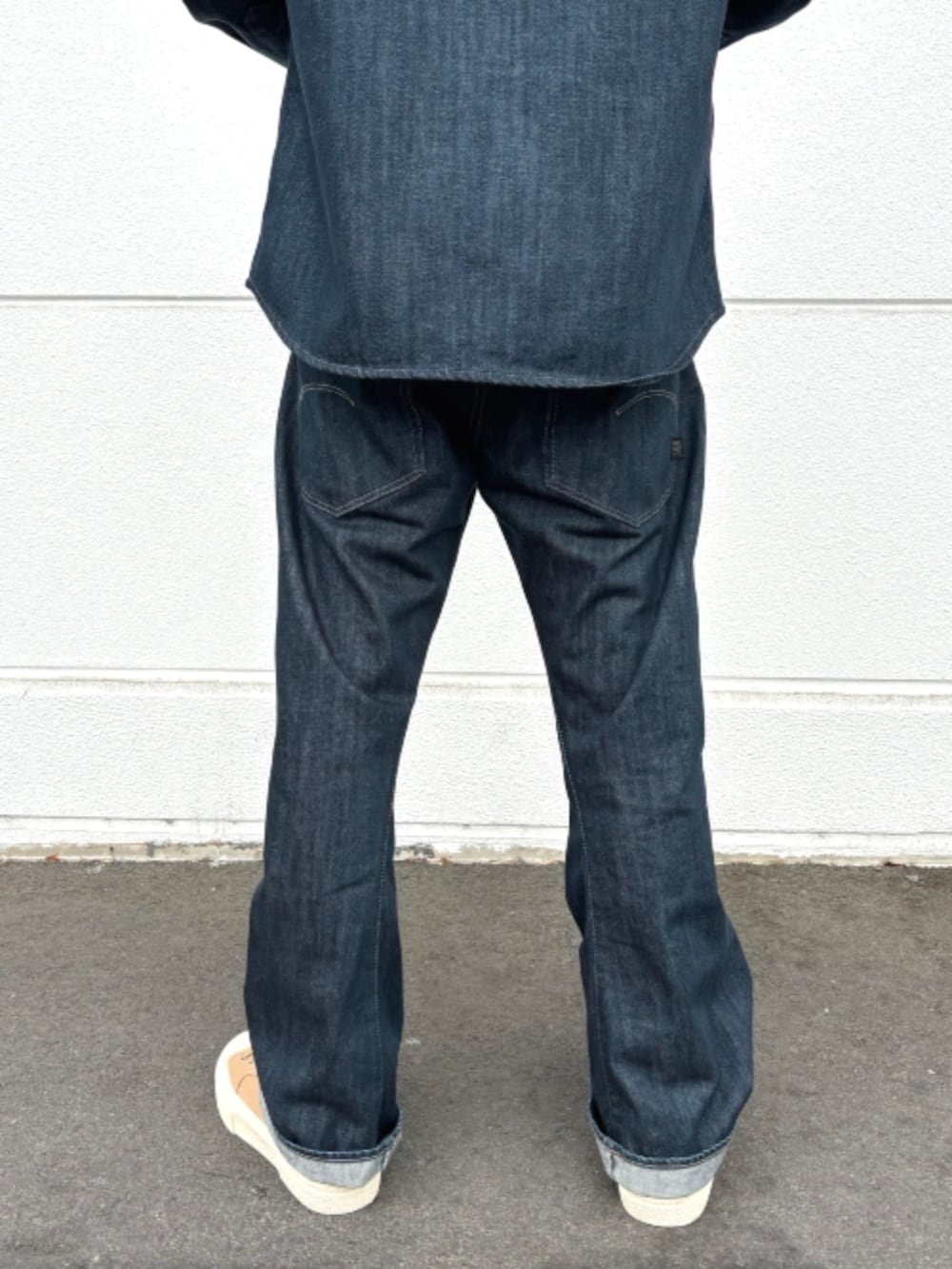 ブルー系のデニムパンツ、ブルー系のシャツ/ブラウスを着用したメンズの春コーディネートの4枚目の写真