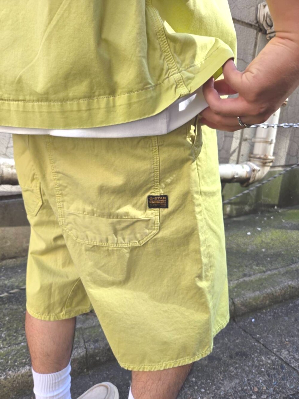 ホワイト系のTシャツ/カットソー、イエロー系のその他パンツ、イエロー系のシャツ/ブラウスを着用したメンズの夏コーディネートの4枚目の写真