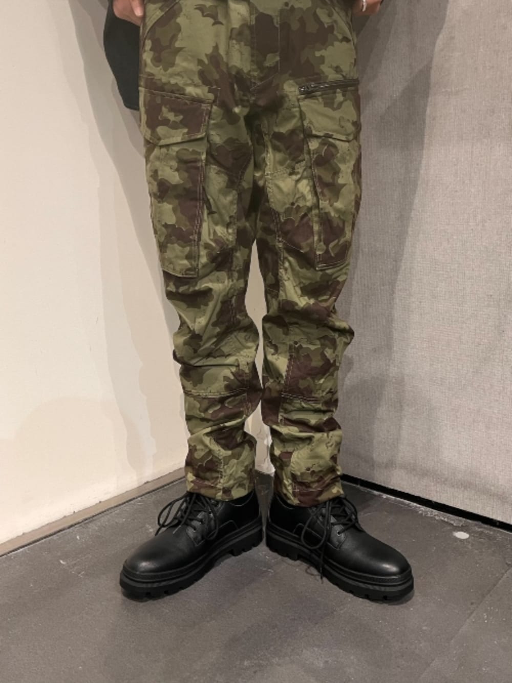 ホワイト系のTシャツ/カットソー、ブルー系のシャツ/ブラウス、グリーン系のカーゴパンツを着用したメンズの春コーディネートの2枚目の写真